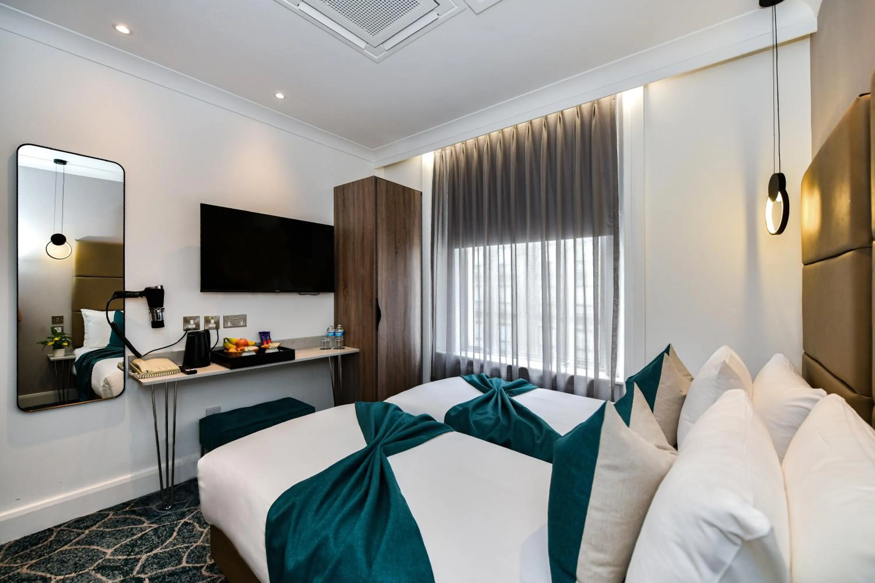 Bed in Queens Park Premier London Hyde Park