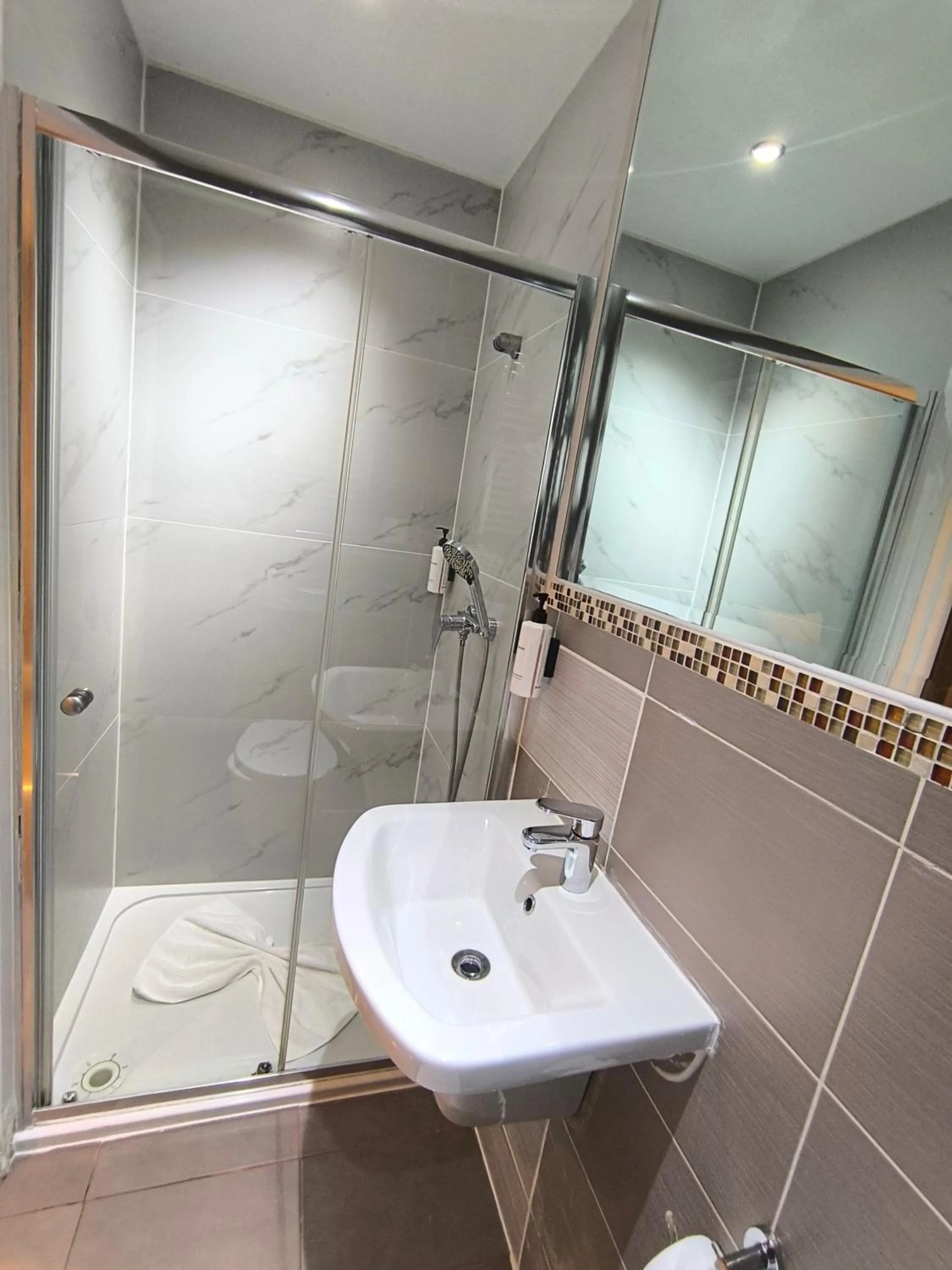 Shower in Queens Park Premier London Hyde Park