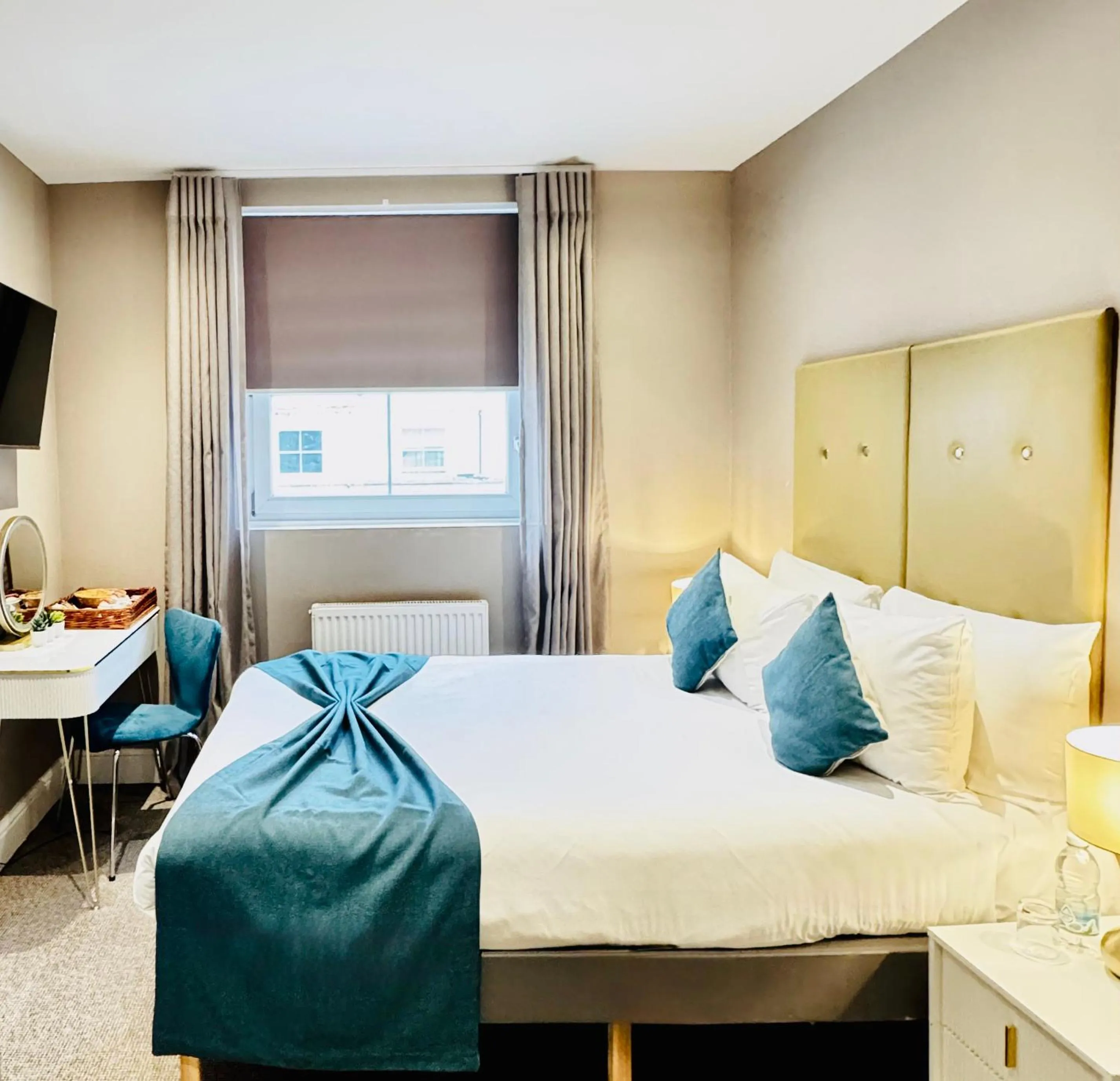 Bed in Queens Park Premier London Hyde Park