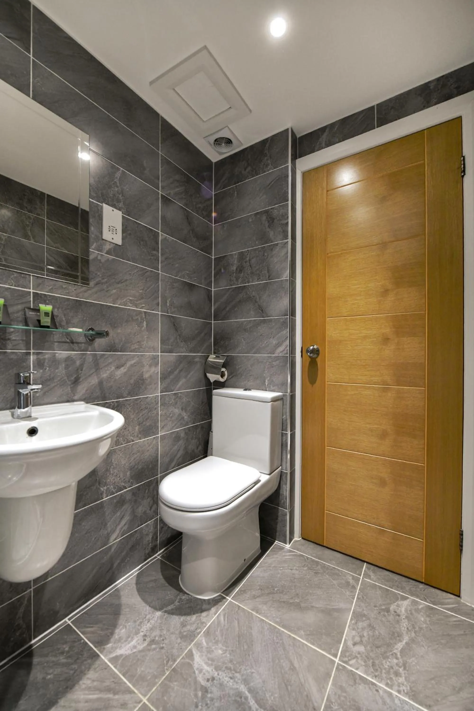 Toilet in Queens Park Premier London Hyde Park