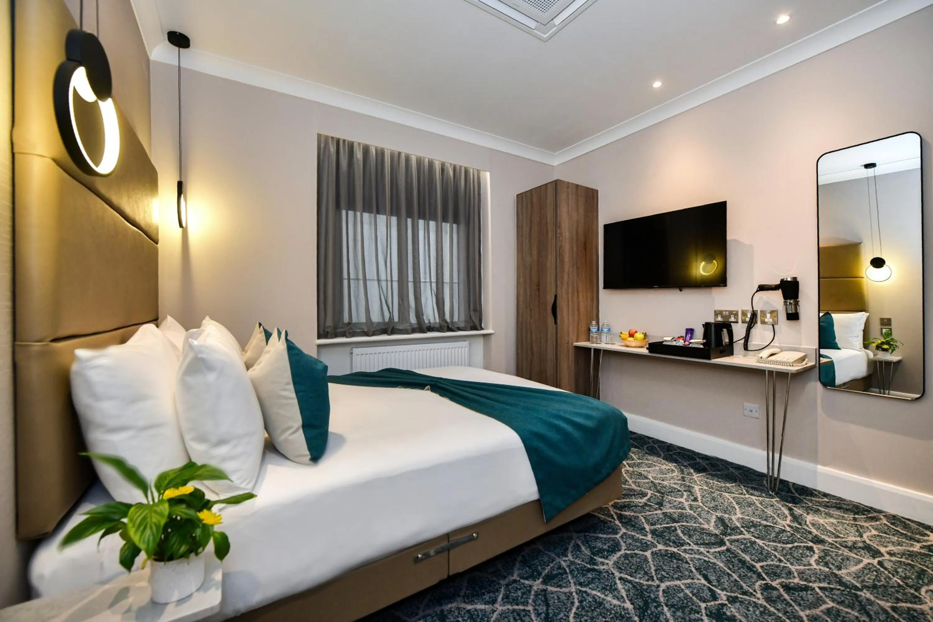 Bed in Queens Park Premier London Hyde Park