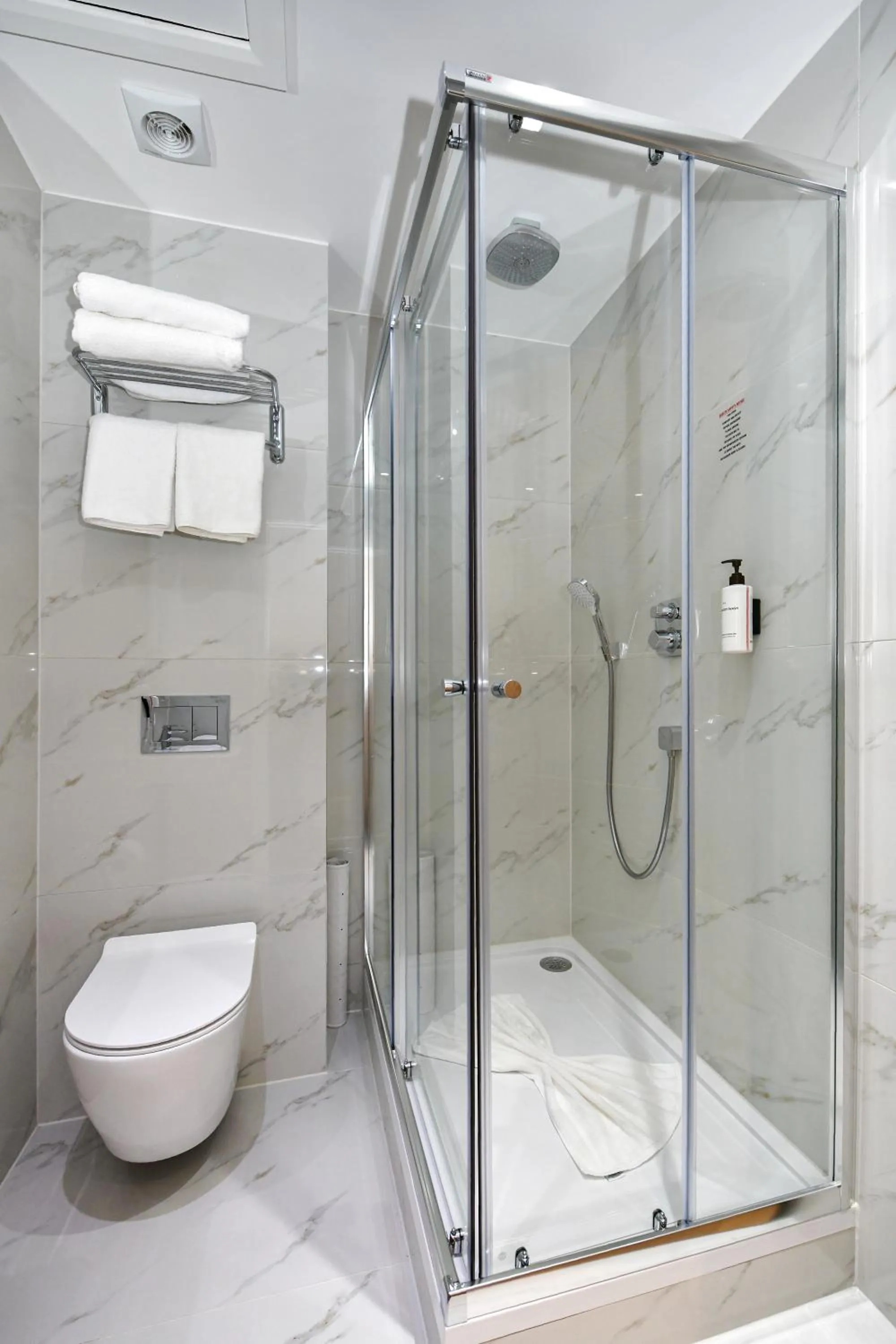 Shower in Queens Park Premier London Hyde Park