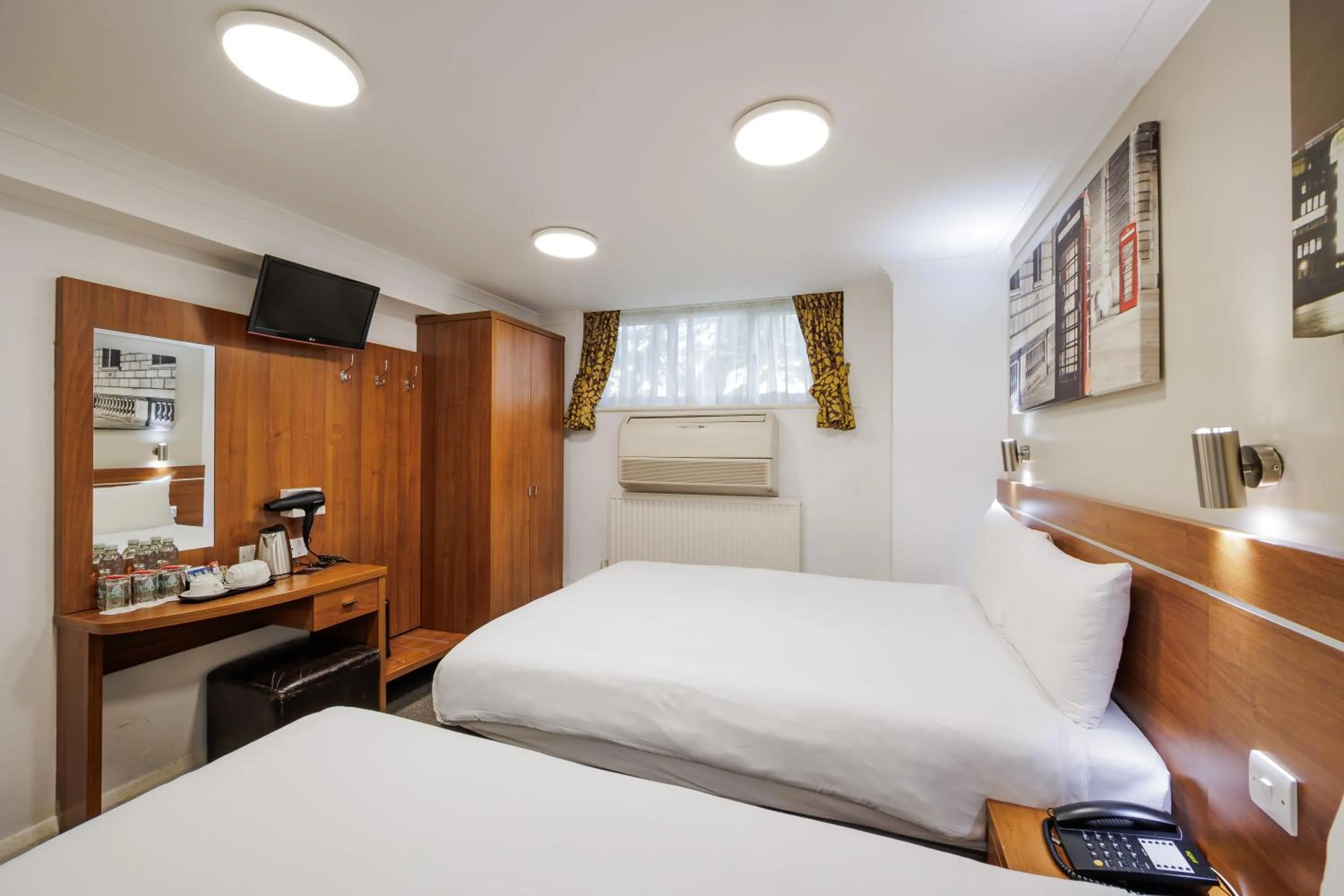 Bed in Queens Park Premier London Hyde Park