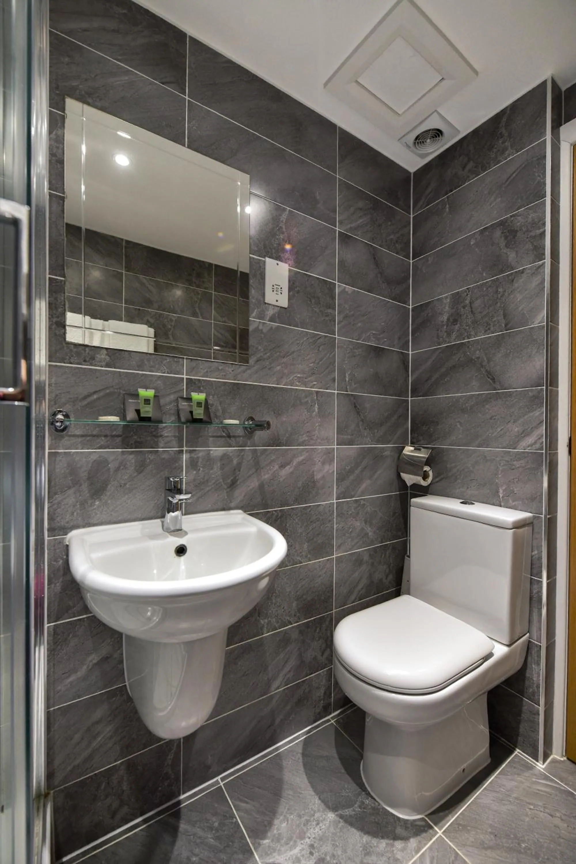 Toilet in Queens Park Premier London Hyde Park