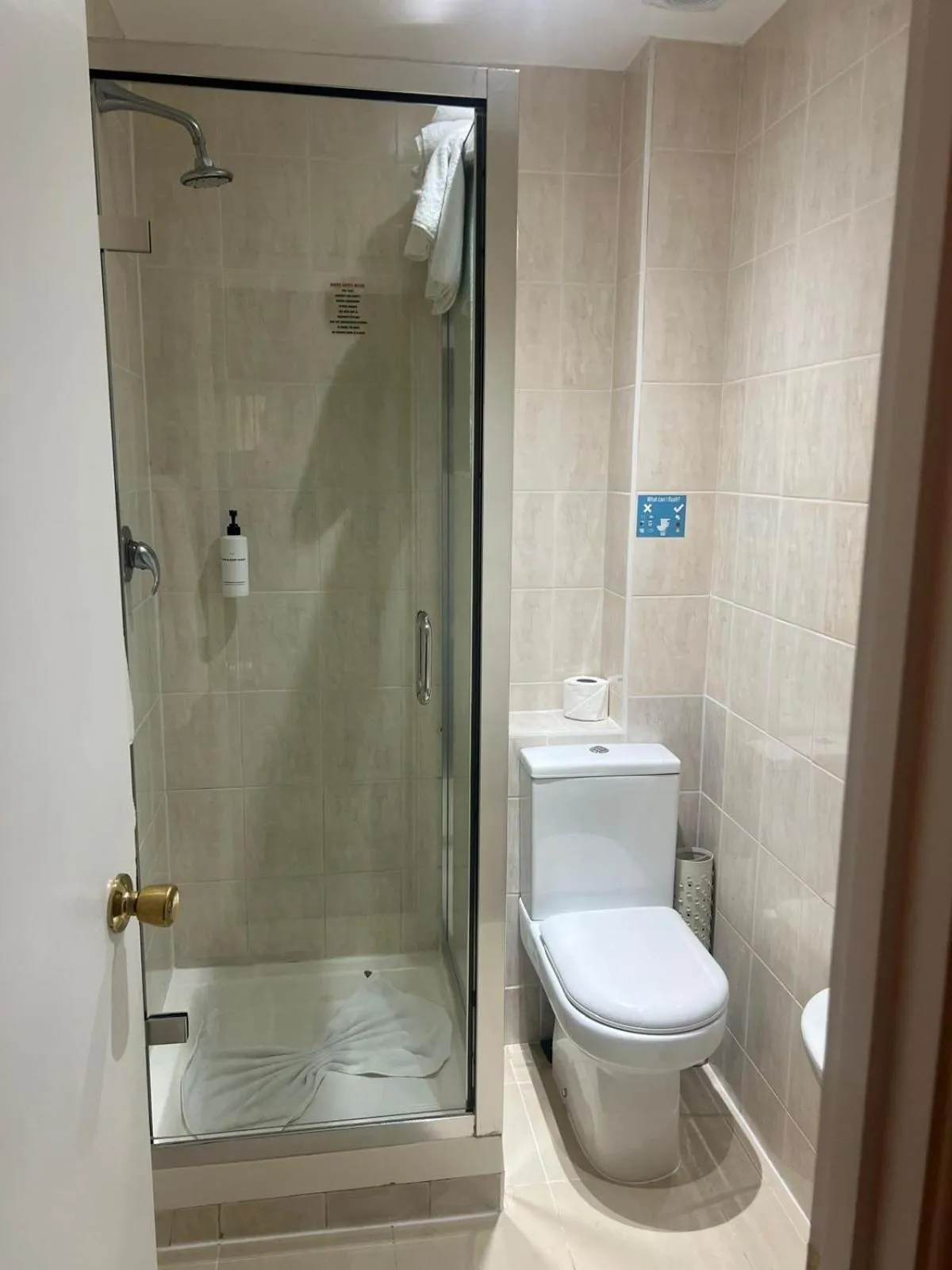 Shower in Queens Park Premier London Hyde Park