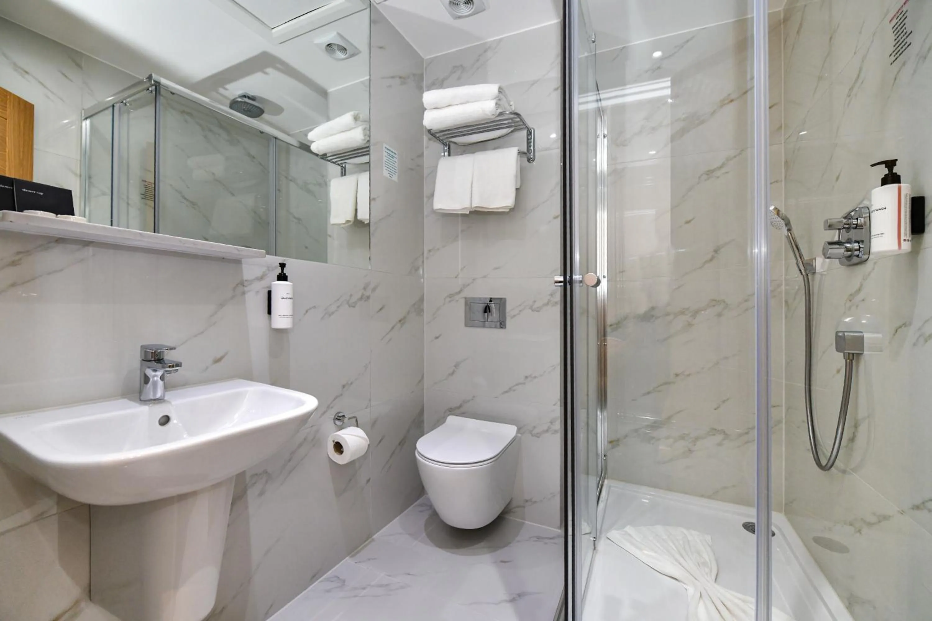 Toilet in Queens Park Premier London Hyde Park