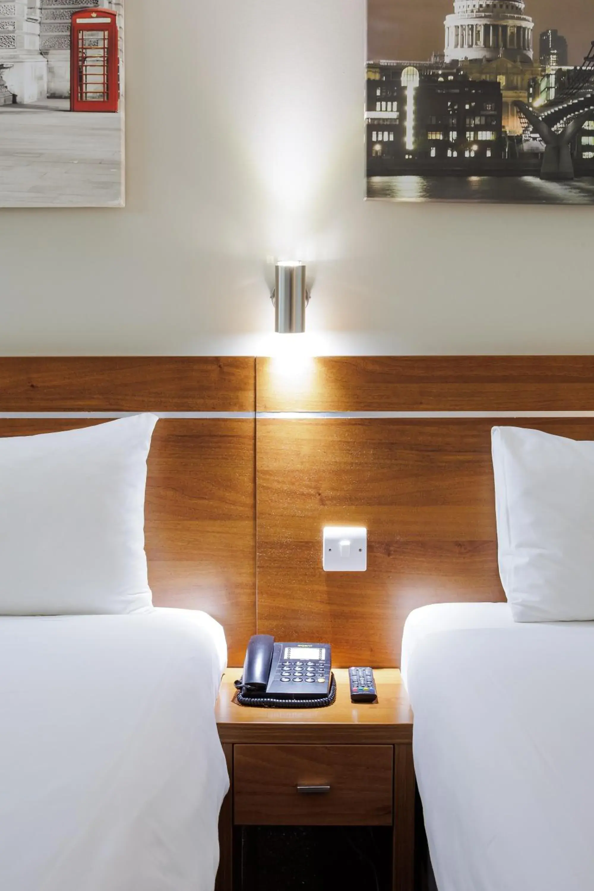 Standard Twin Room in Queens Park Premier London Hyde Park Standard Twin Room in Queens Park Premier London Hyde Park