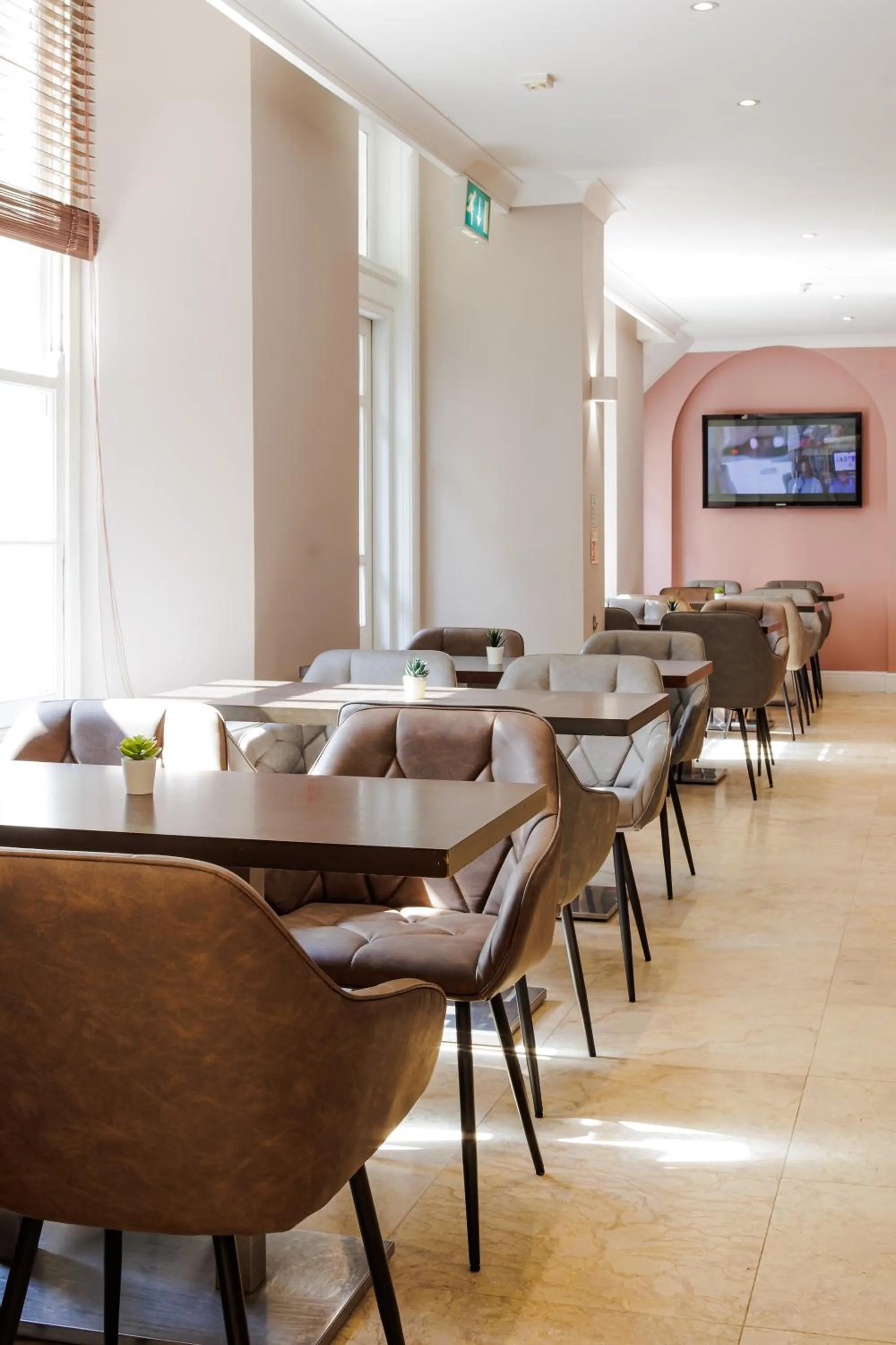 Restaurant/places to eat in Queens Park Premier London Hyde Park