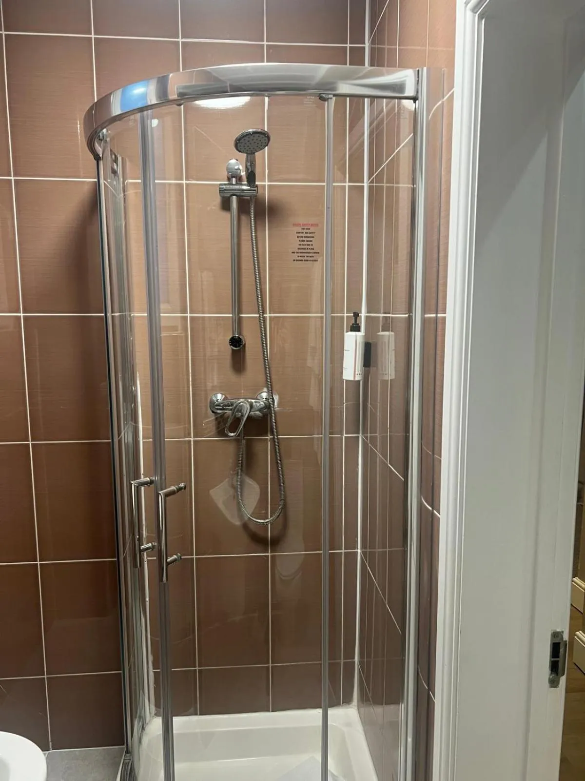 Shower in Queens Park Premier London Hyde Park