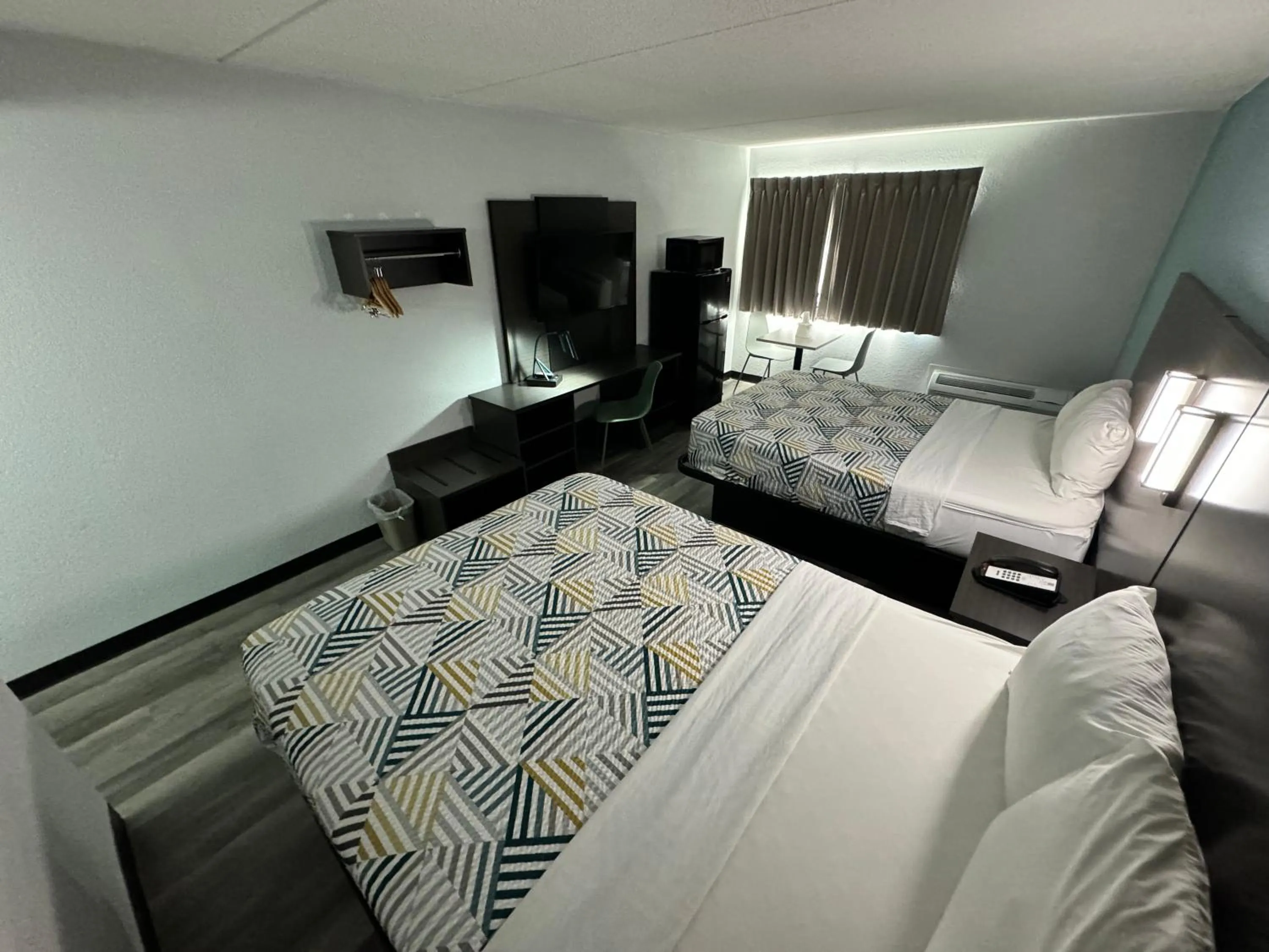Bedroom, Bed in Studio 6 Suites East Syracuse Airport