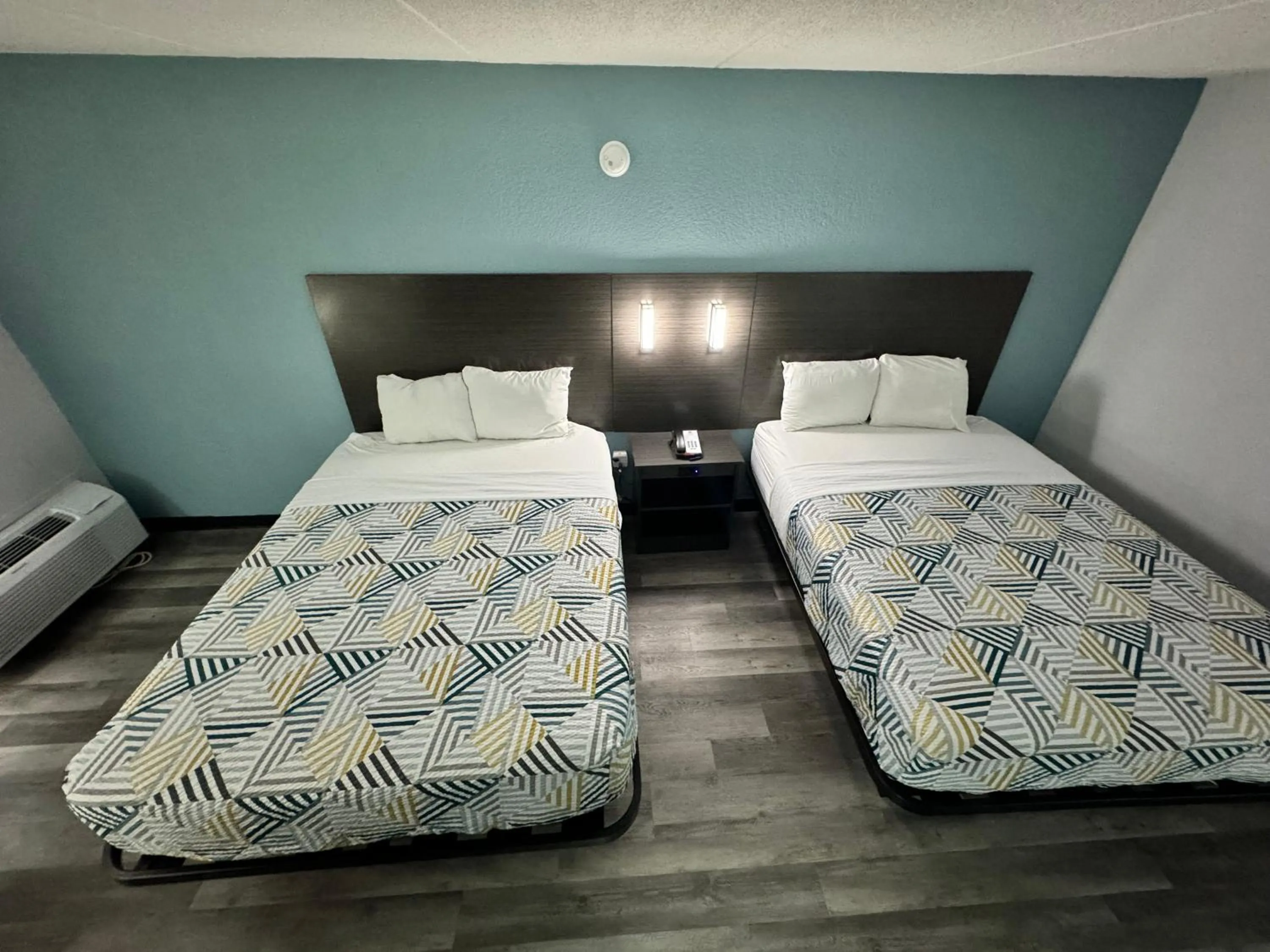 Bedroom, Bed in Studio 6 Suites East Syracuse Airport