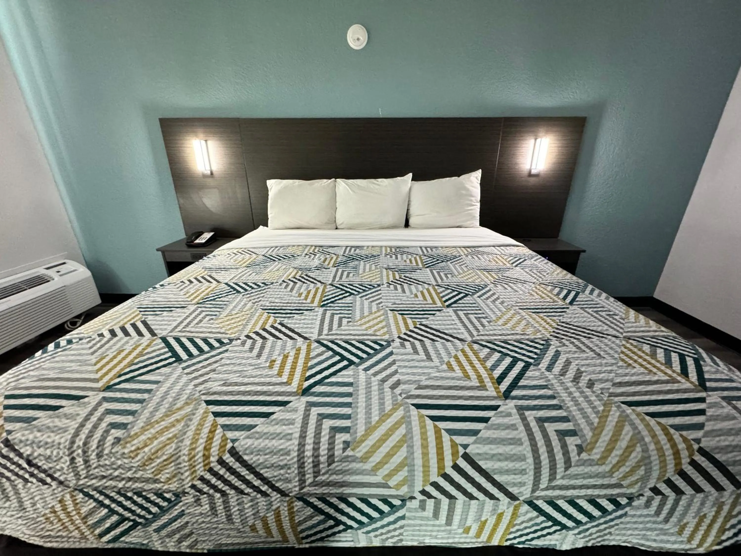 Bedroom, Bed in Studio 6 Suites East Syracuse Airport