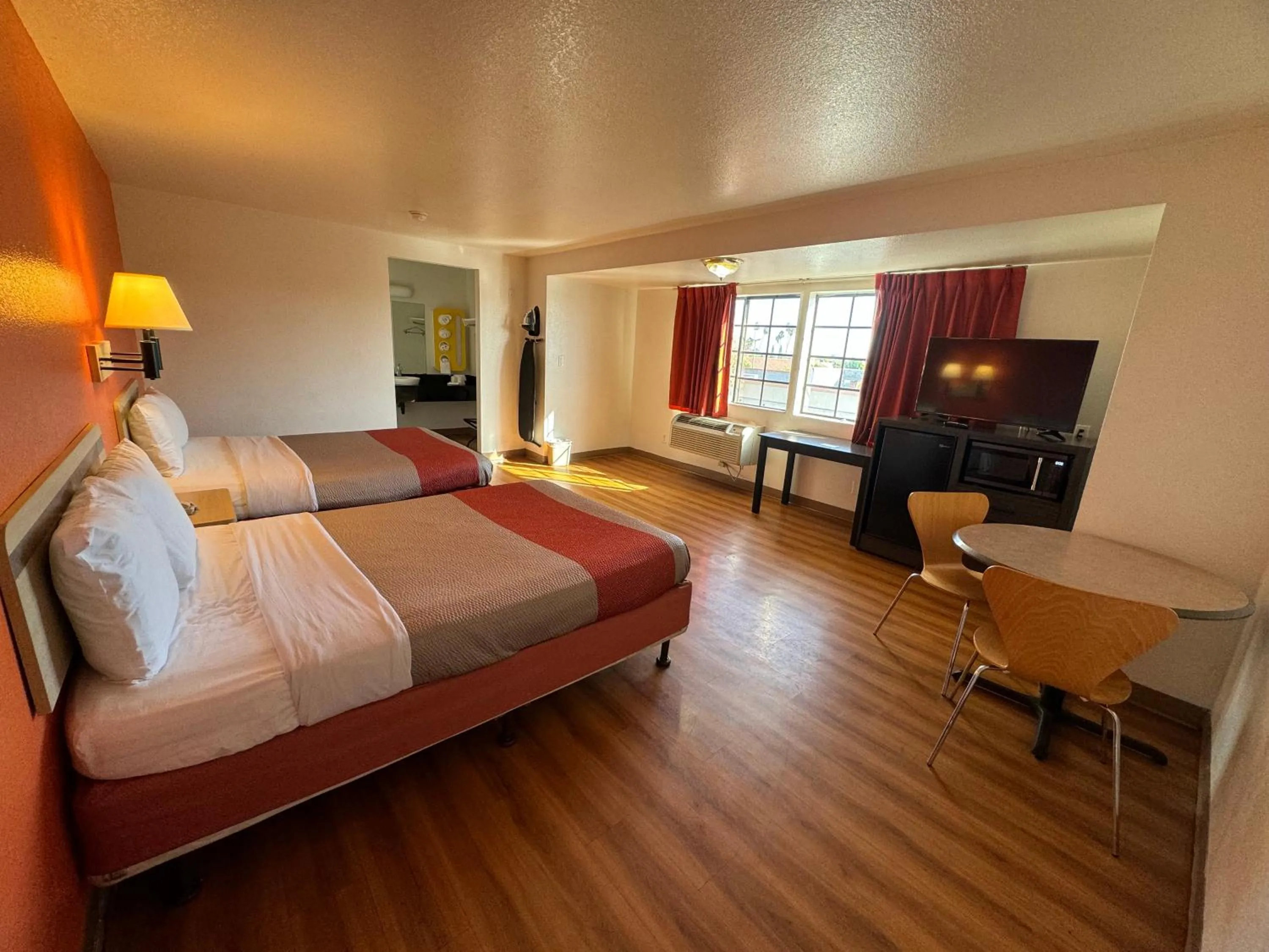 Bedroom, Bed in Studio 6 Bellflower CA Los Angeles