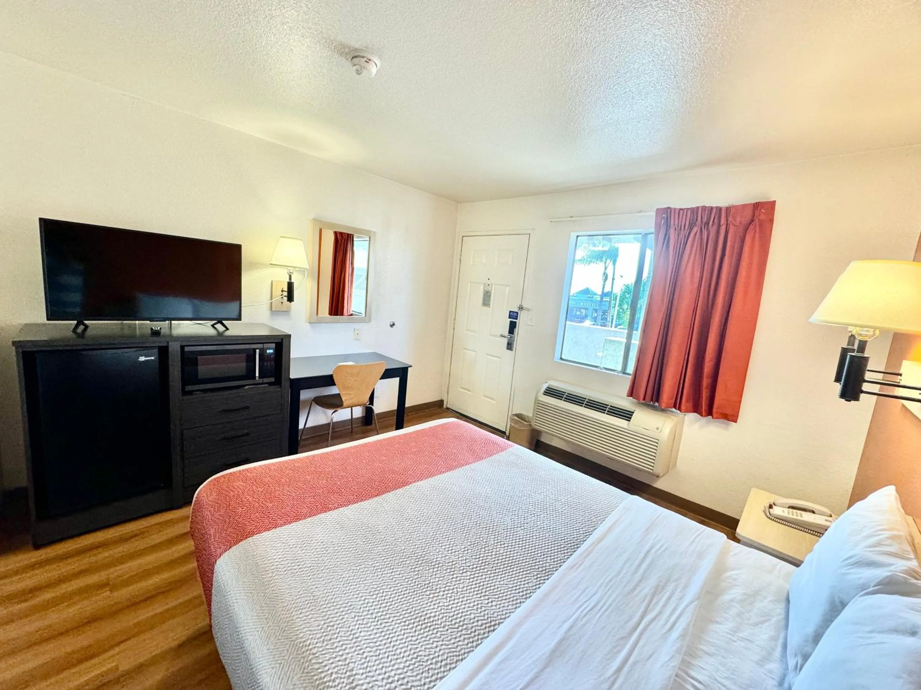 Bedroom, Bed in Studio 6 Bellflower CA Los Angeles