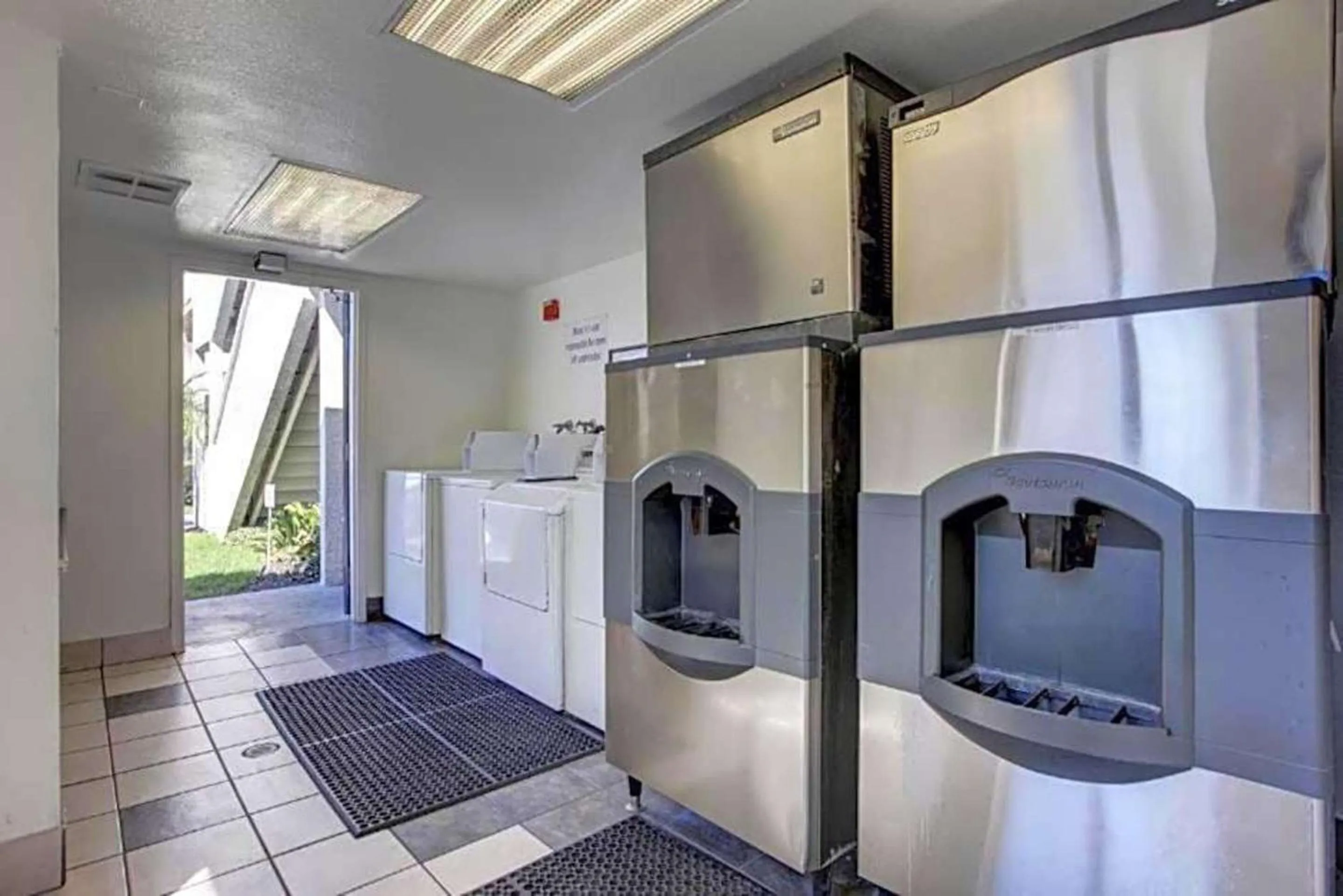 laundry in Studio 6 Bellflower CA Los Angeles