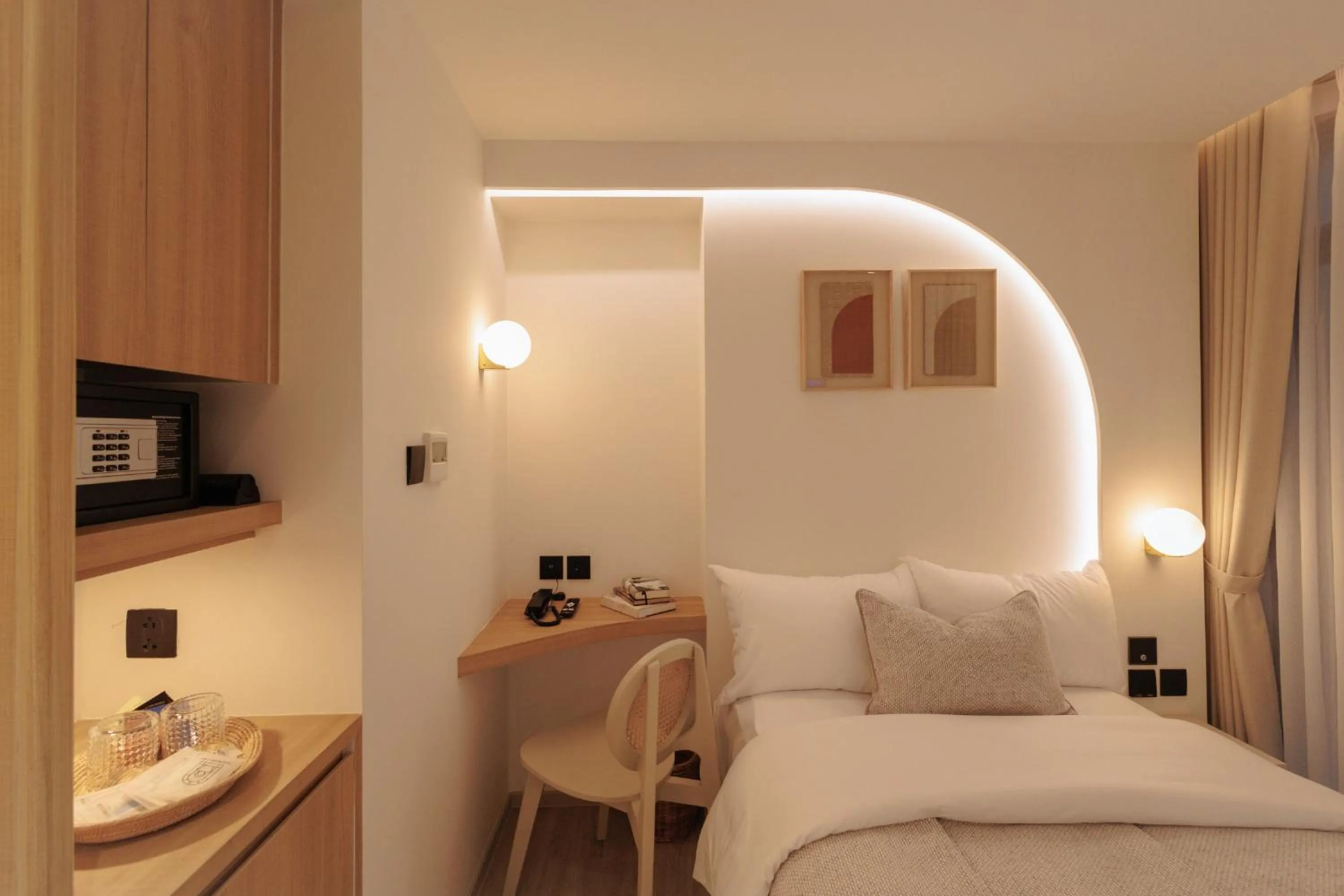 Bed in CORRIDOR 2407