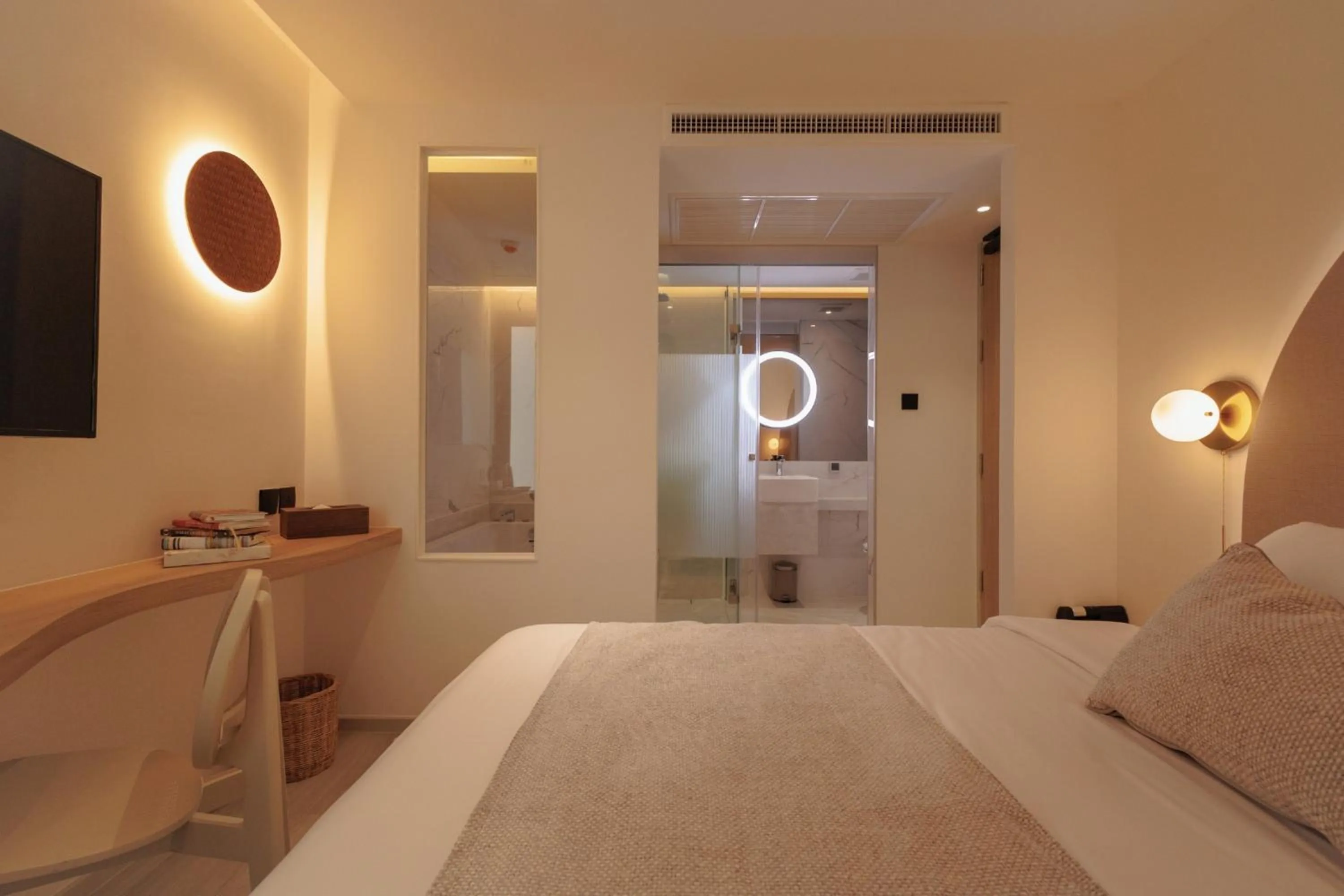 Bathroom, Bed in CORRIDOR 2407