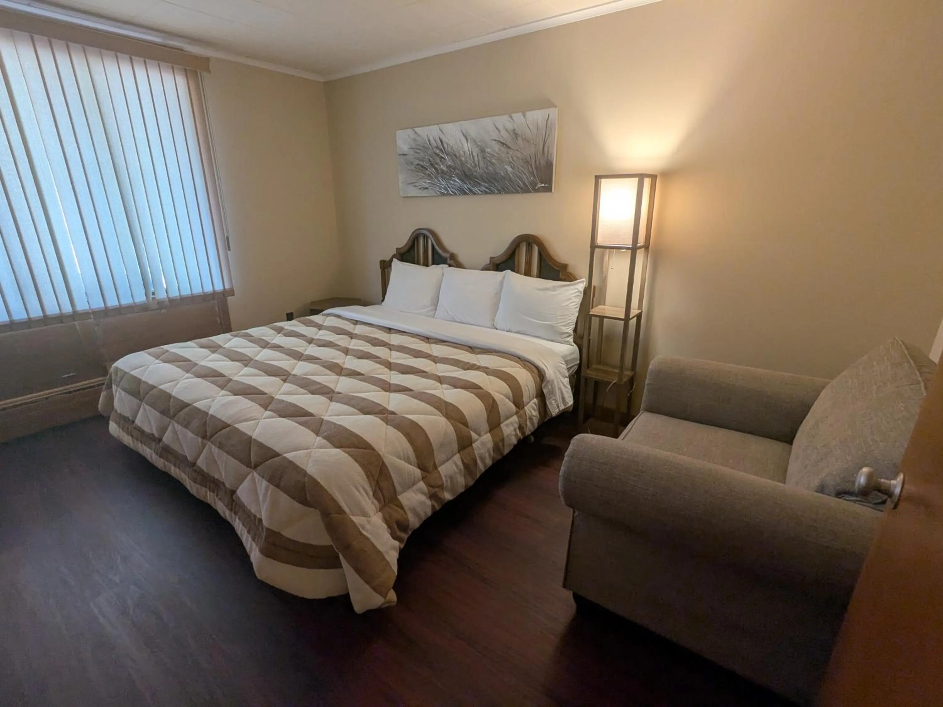 Bed in Mariner motor hotel