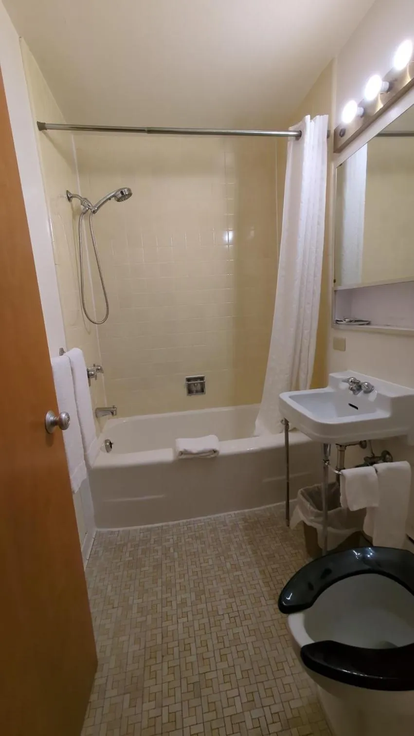 Standard Queen Room in Mariner motor hotel