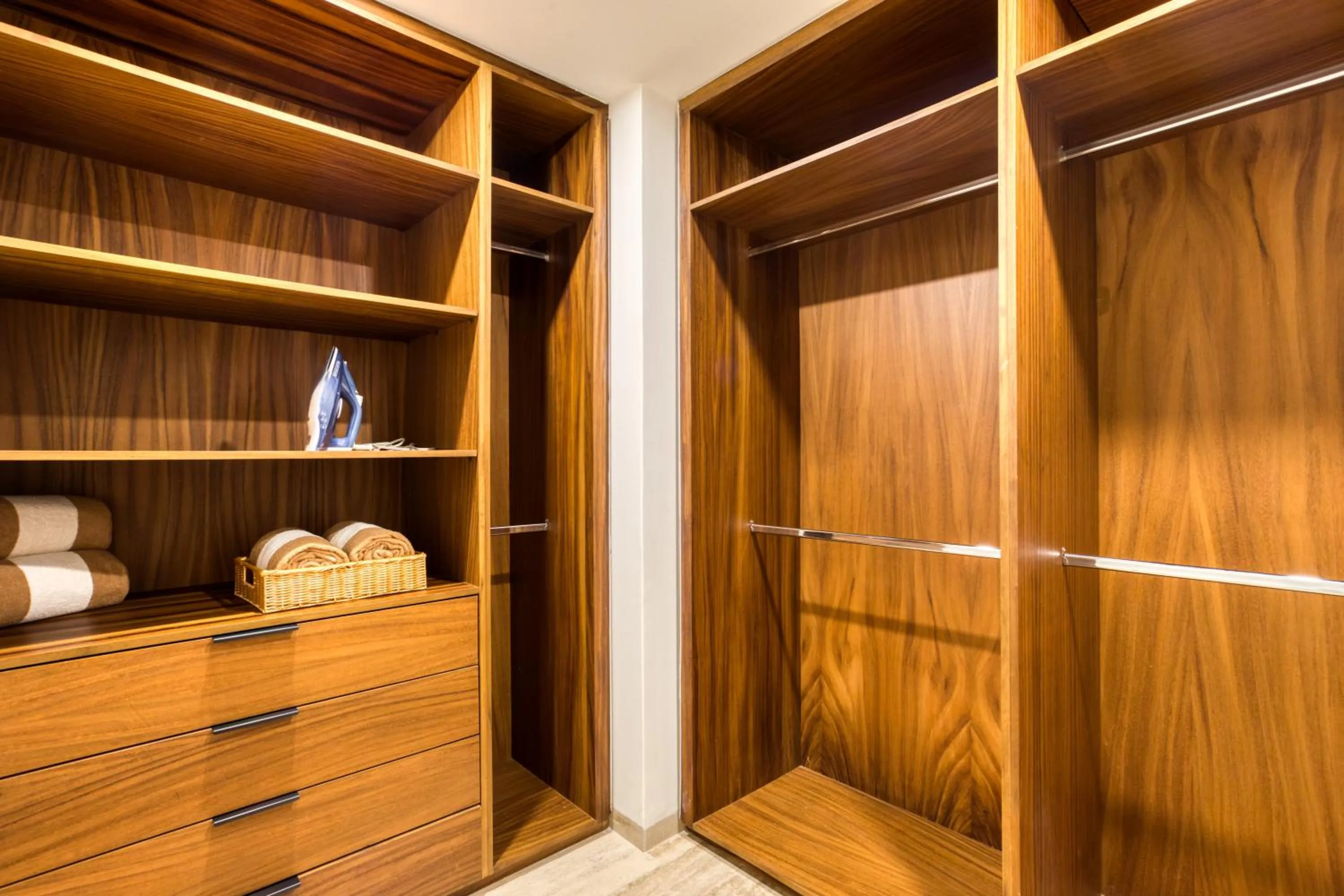 wardrobe in Marella Cabo