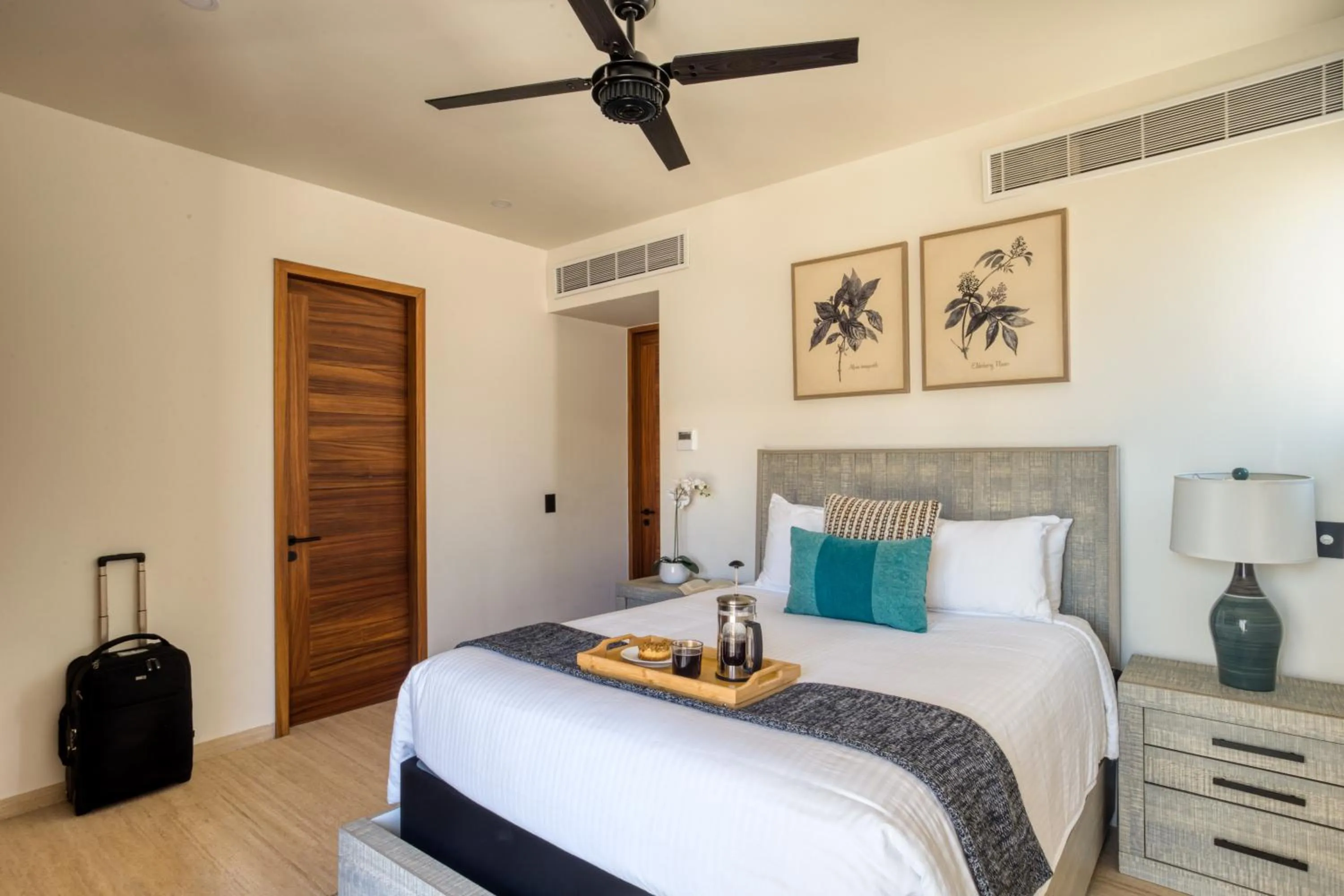 Photo of the whole room, Bed in Marella Cabo