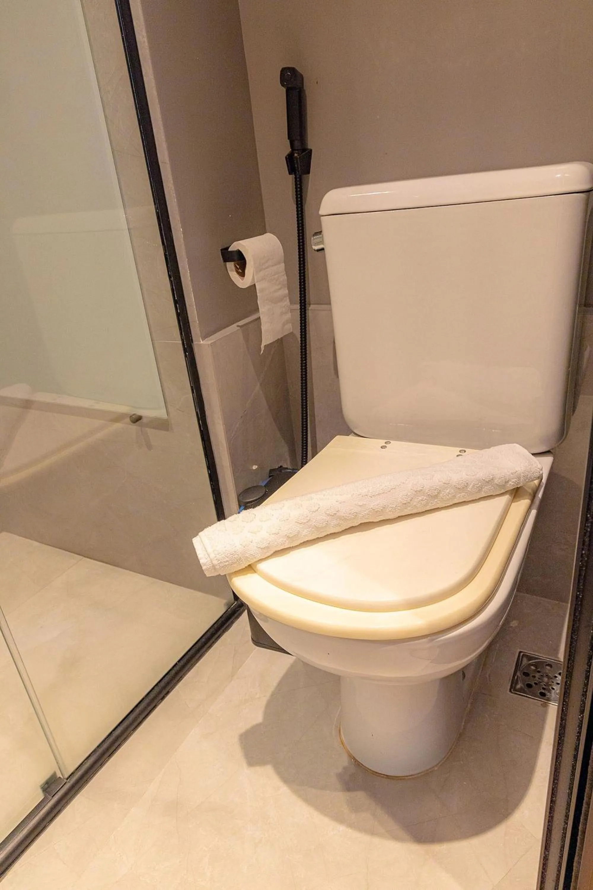 Bathroom in Elegant Flat Internacional Plaza-Garagem e Piscina