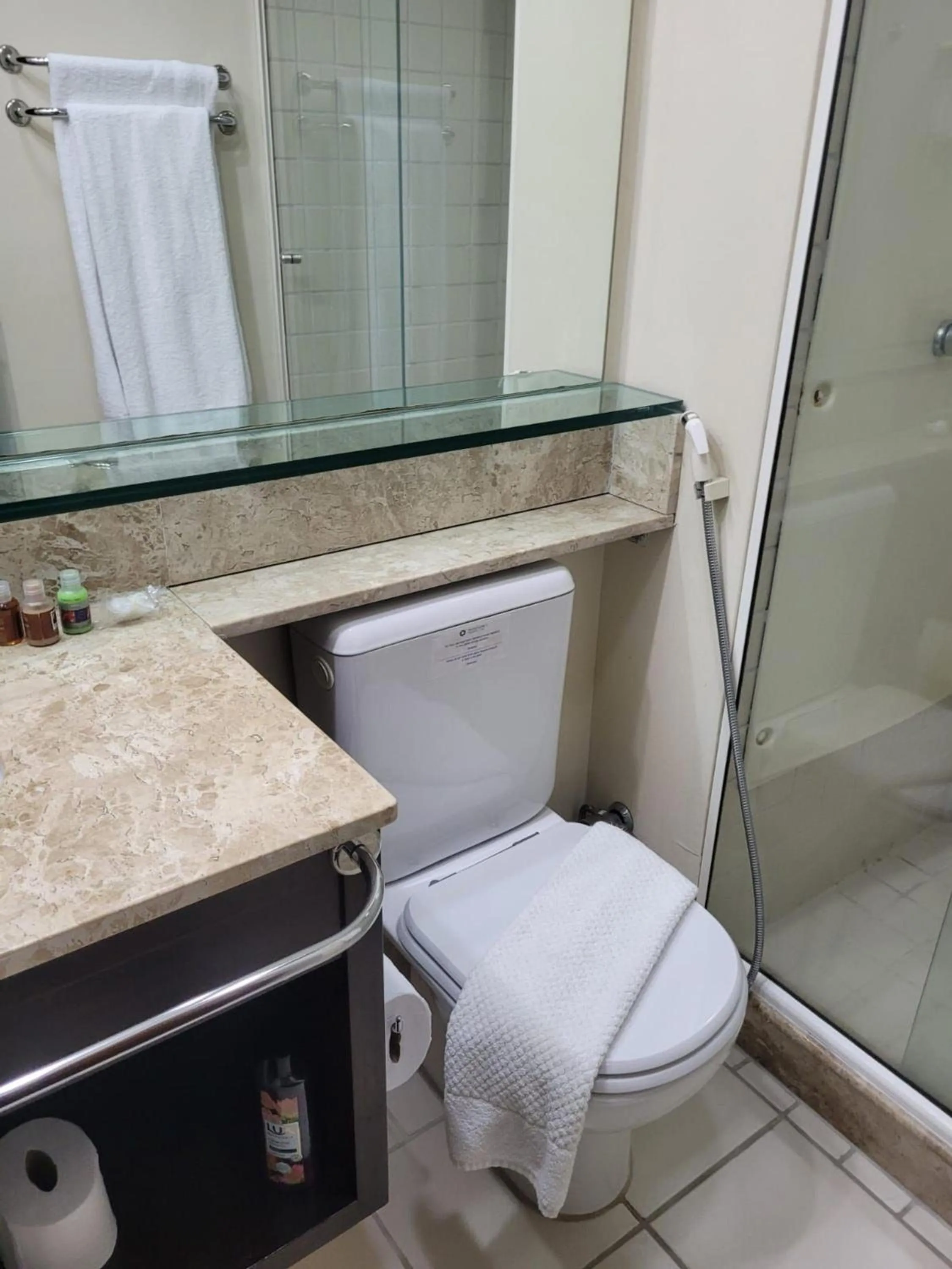 Bathroom in Elegant Flat Internacional Plaza-Garagem e Piscina