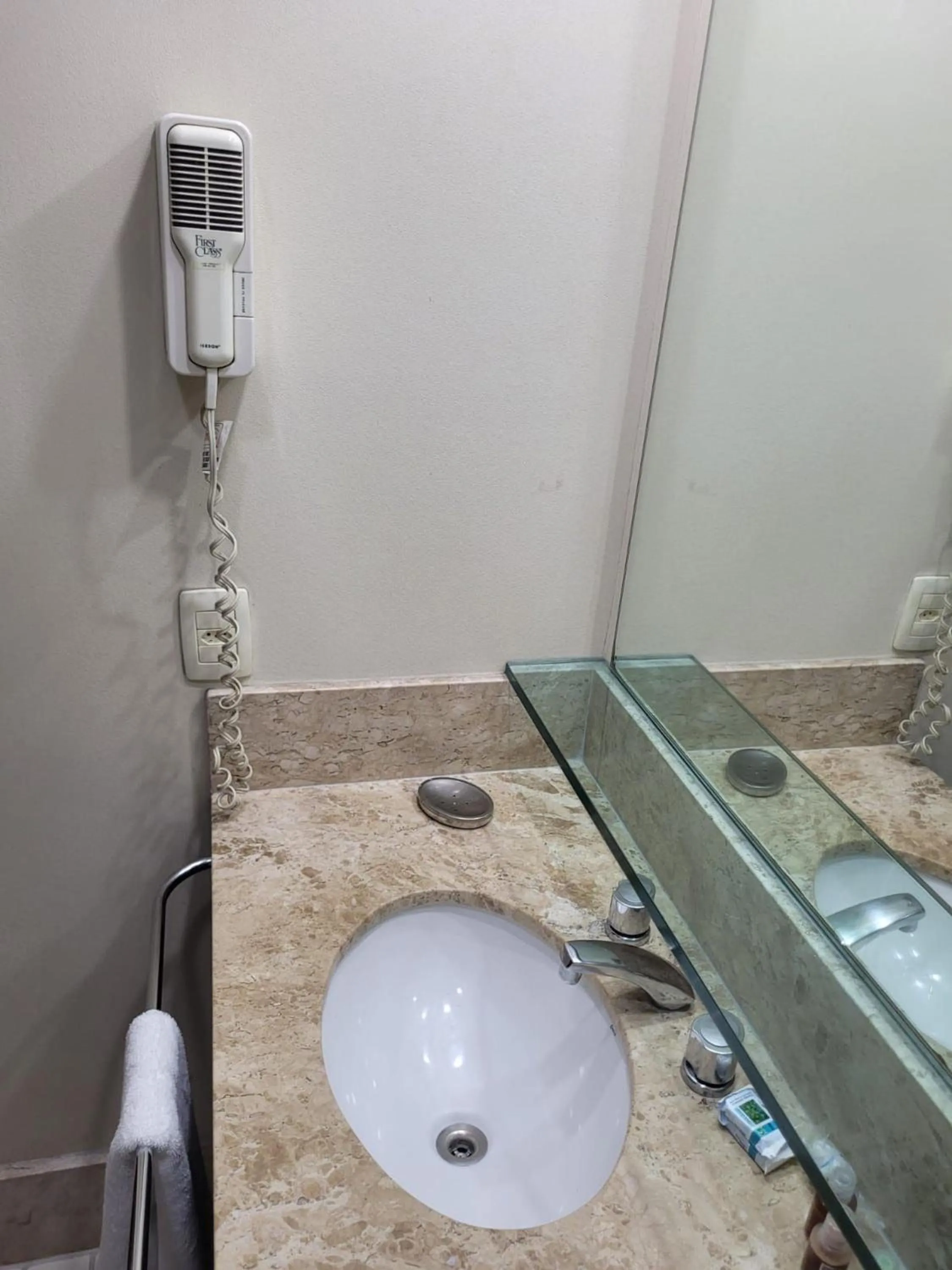 Bathroom in Elegant Flat Internacional Plaza-Garagem e Piscina