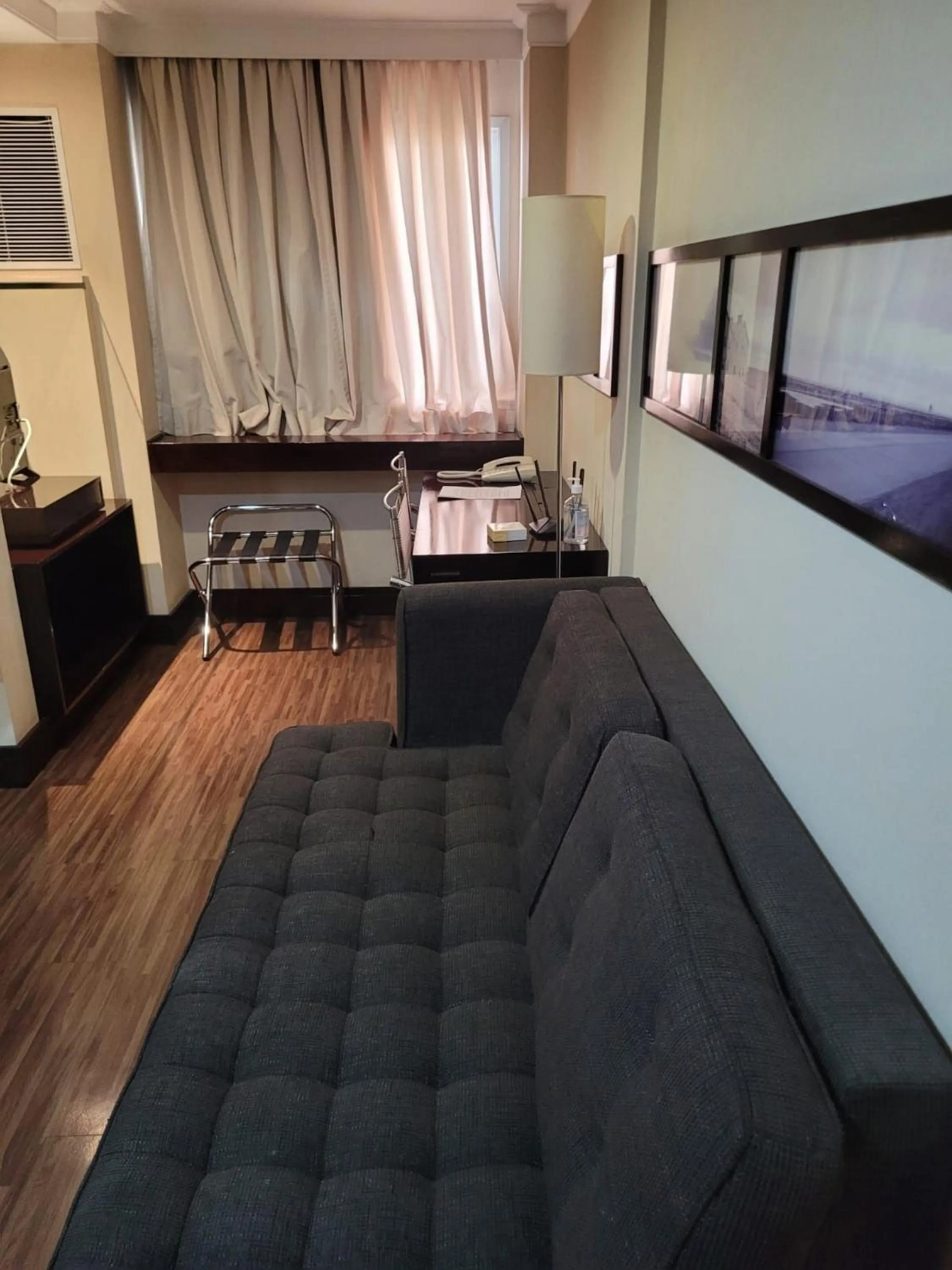 Living room, Bed in Elegant Flat Internacional Plaza-Garagem e Piscina