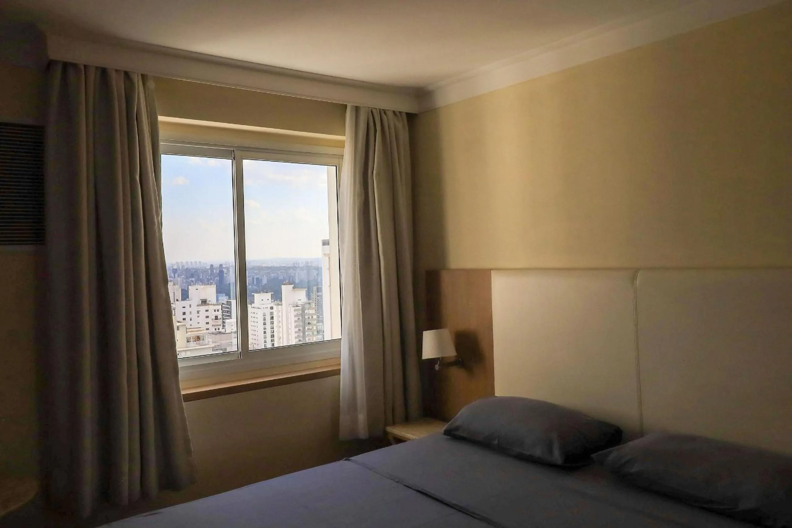 Bed in Elegant Flat Internacional Plaza-Garagem e Piscina