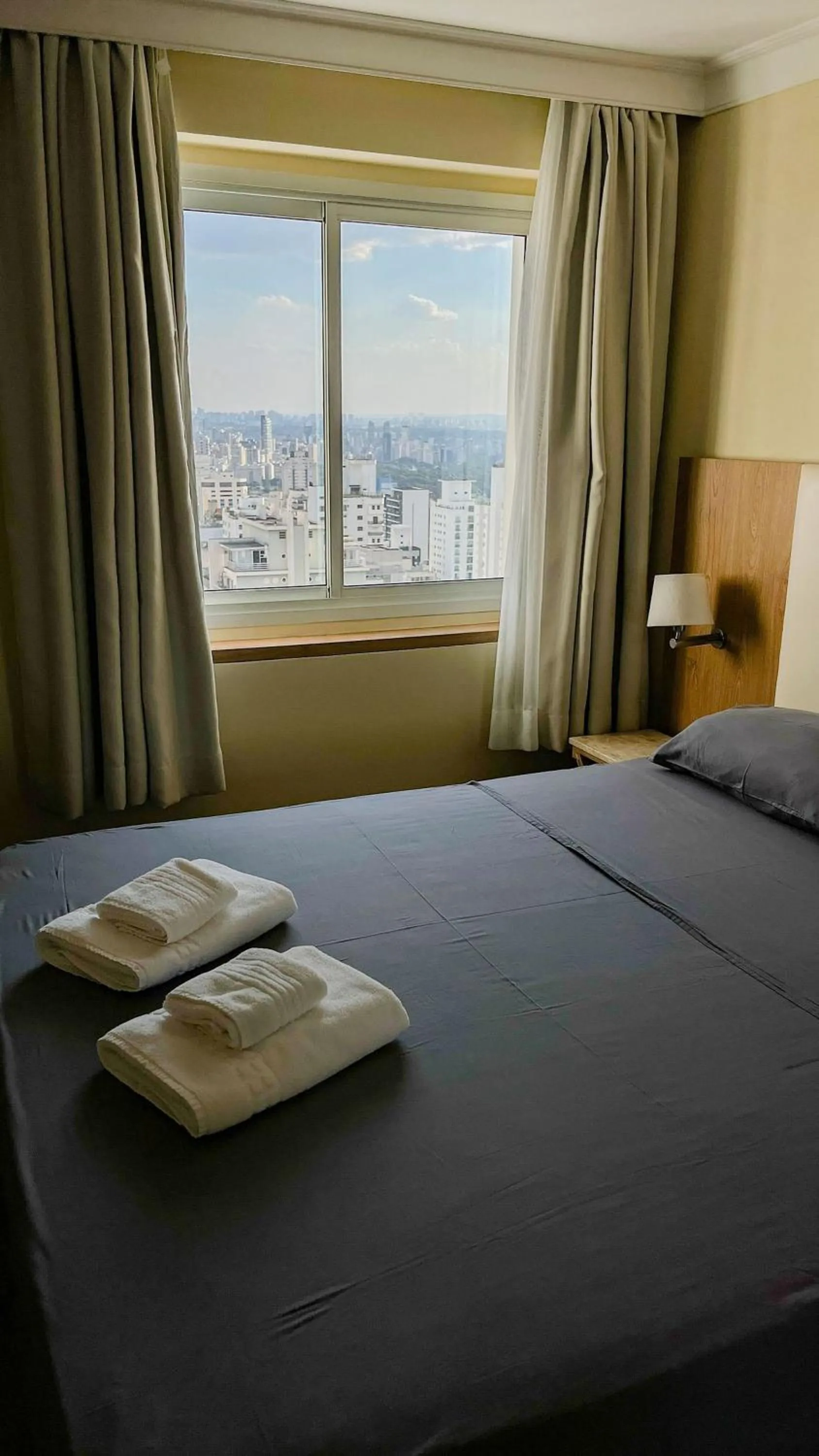 Bed in Elegant Flat Internacional Plaza-Garagem e Piscina