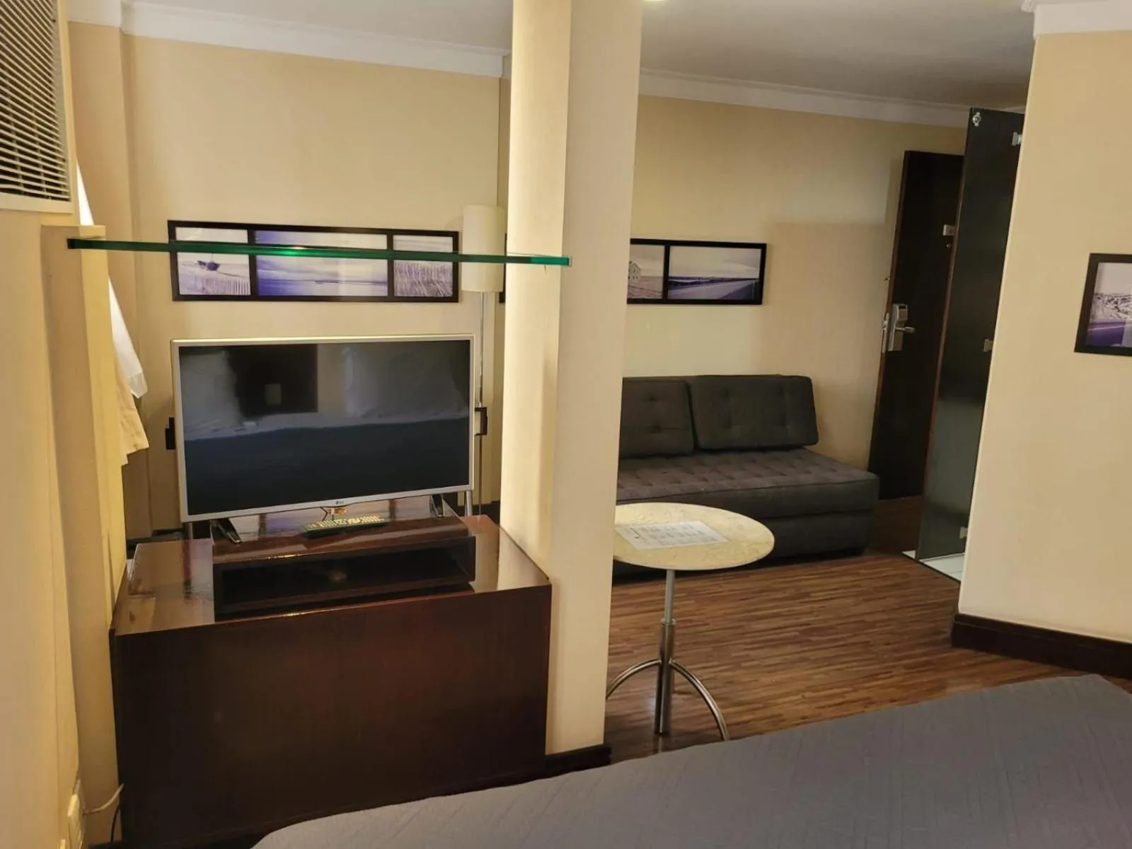 Living room in Elegant Flat Internacional Plaza-Garagem e Piscina