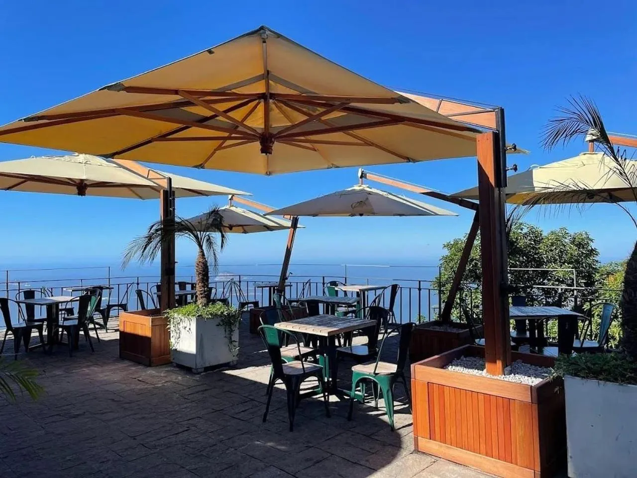 Off site in Must Leblon - pacote: 4 Hóspedes, Praia + 1 Ticket