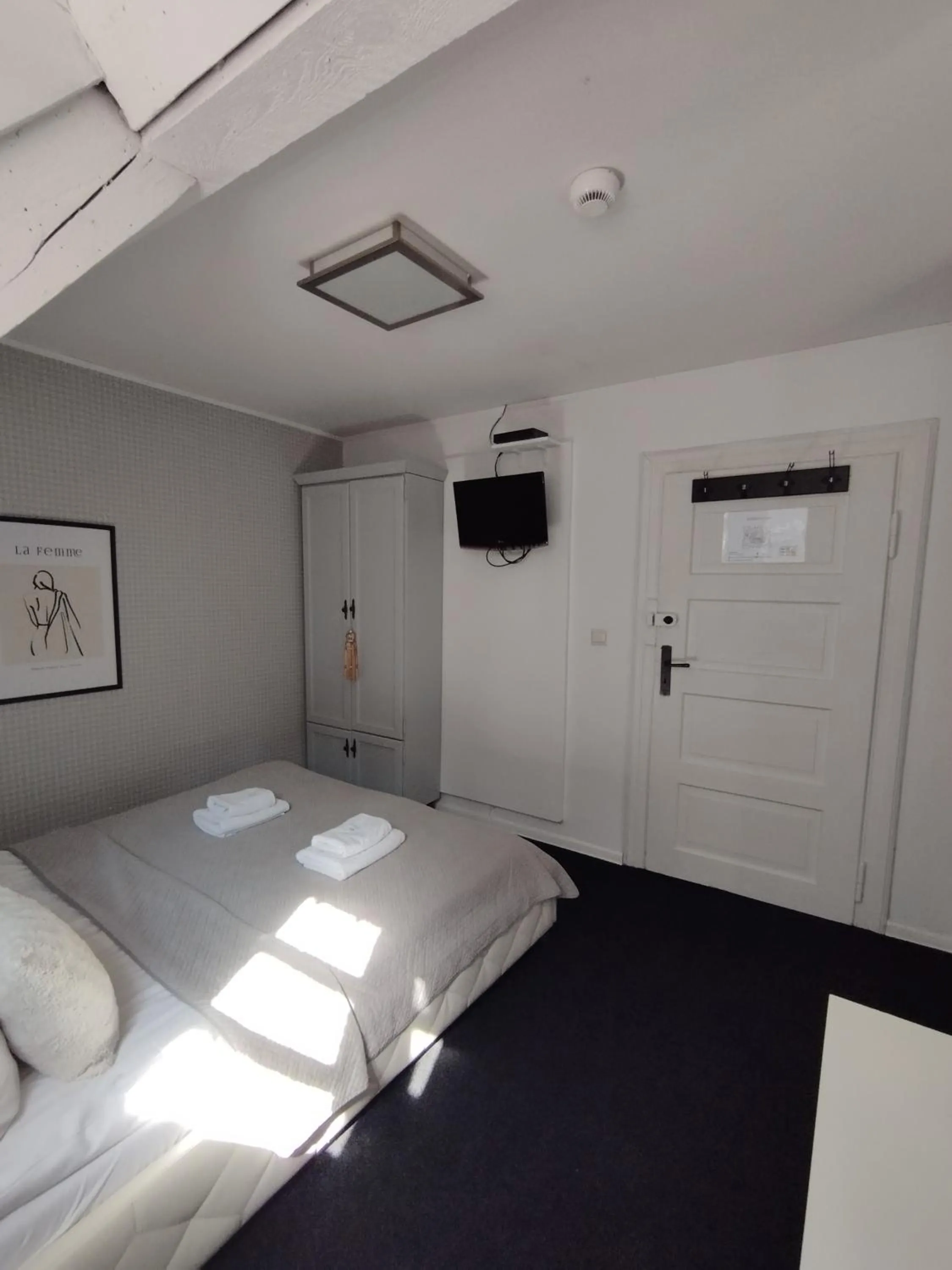 Double Room with Private Bathroom - single occupancy in Fregata