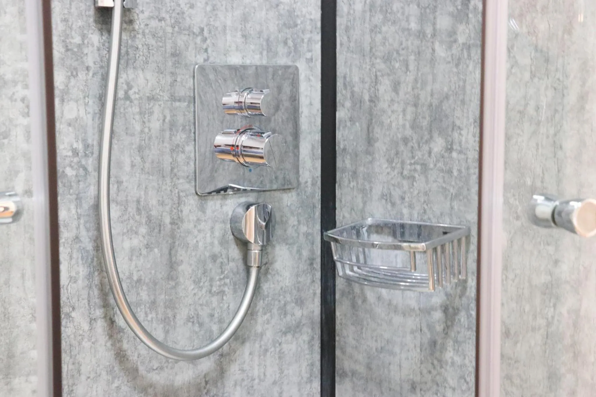 Bathroom in The Queen's Head Hotel