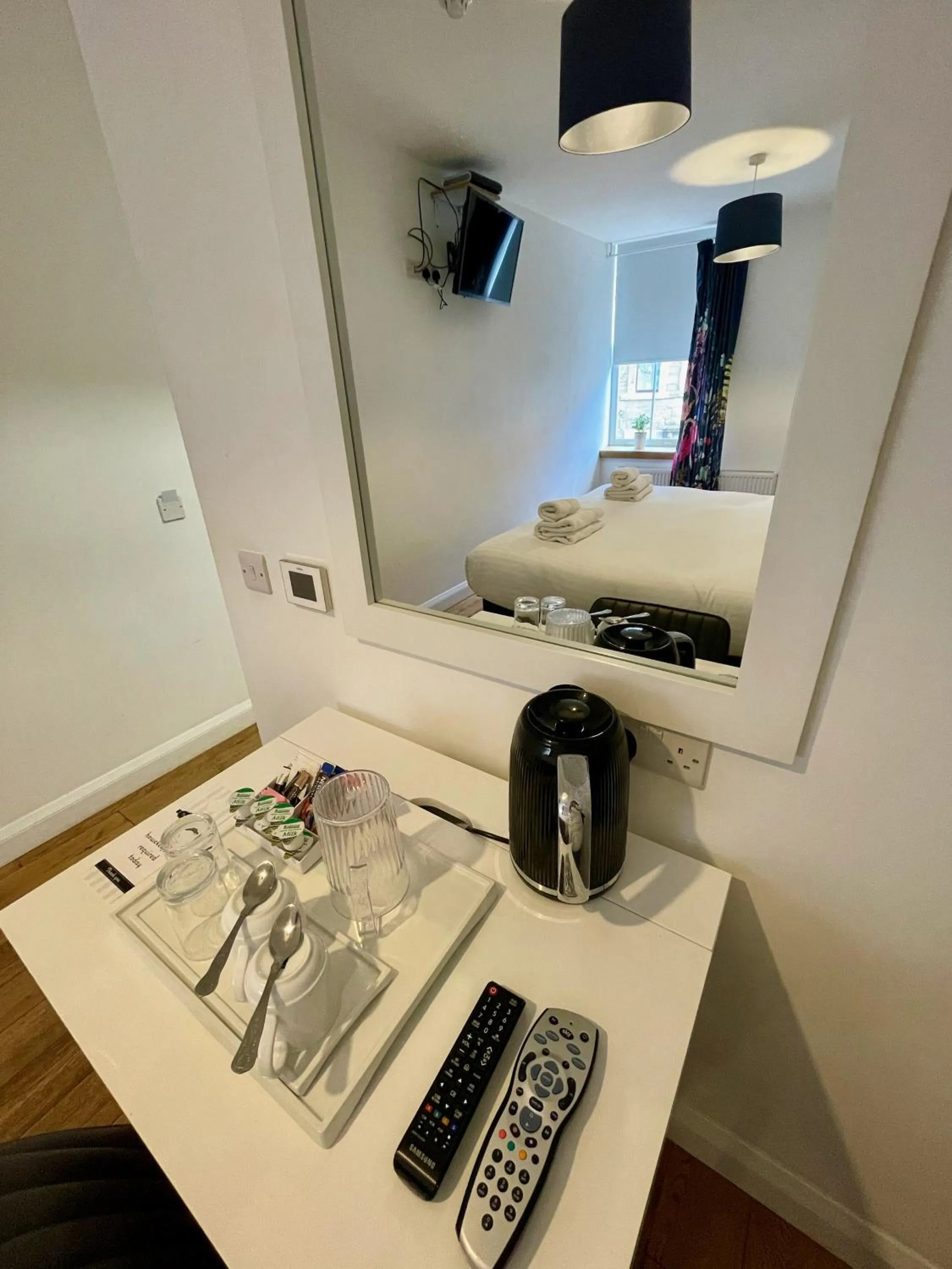 Coffee/tea facilities in The Queen's Head Hotel