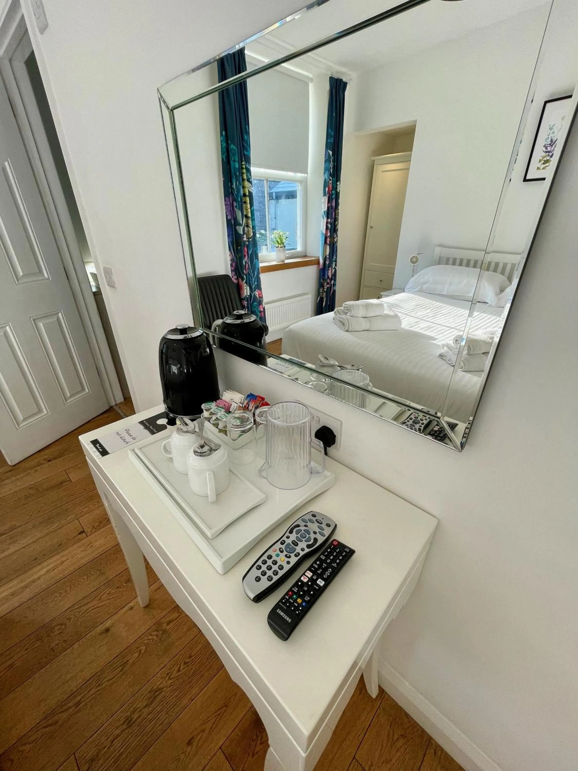 Coffee/tea facilities, Bed in The Queen's Head Hotel