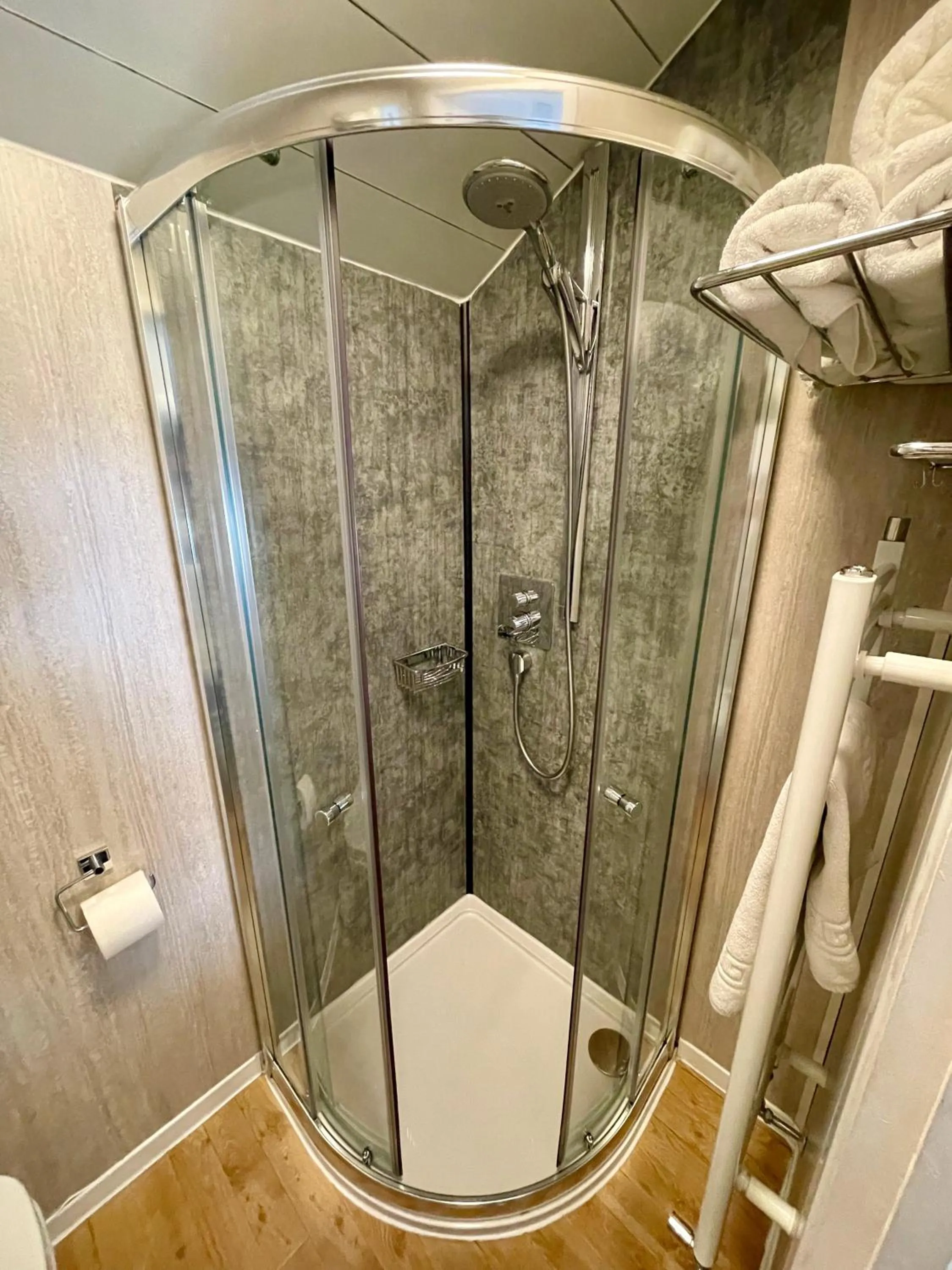 Shower in The Queen's Head Hotel