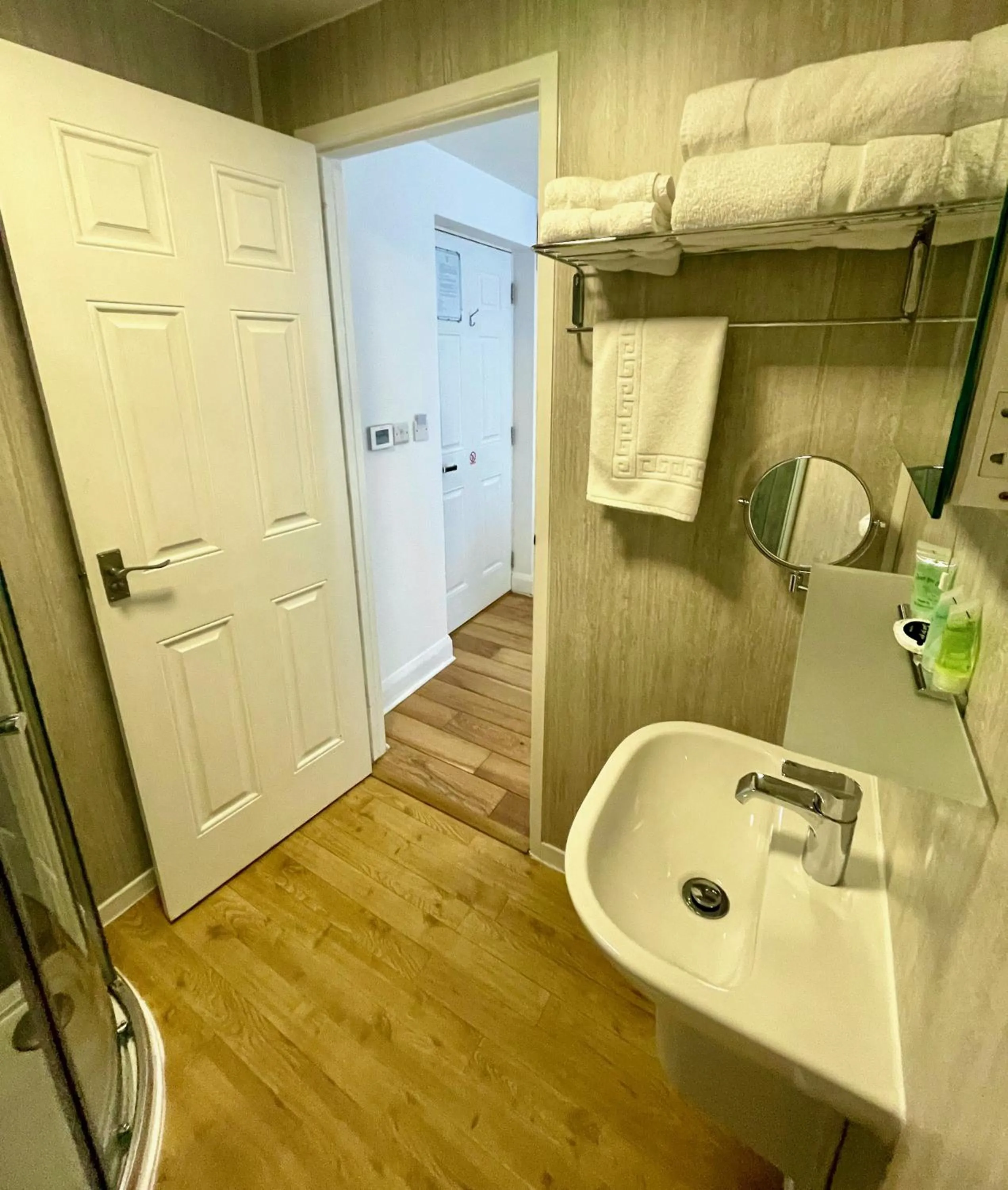 Bathroom in The Queen's Head Hotel