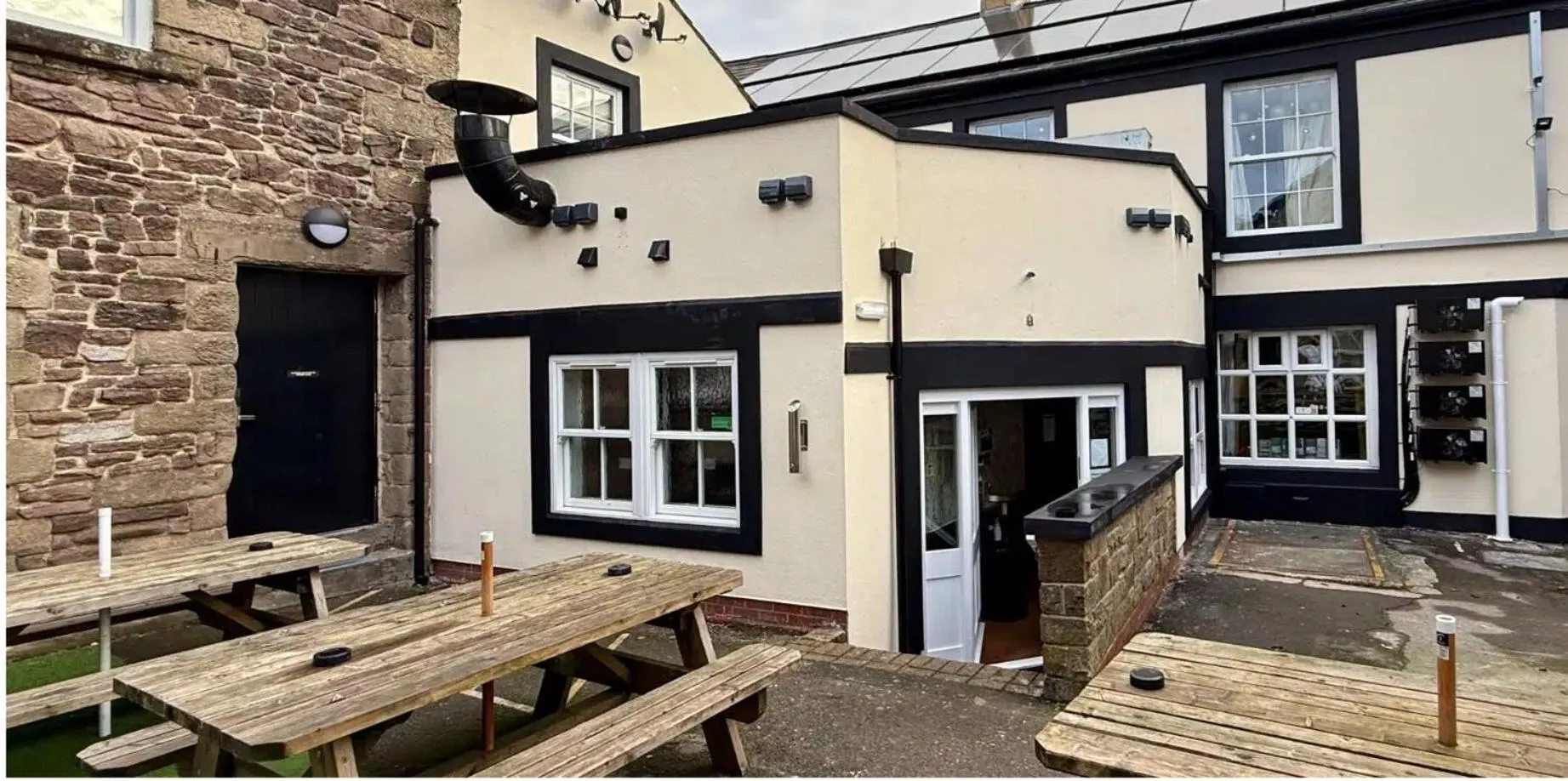 Property building in The Queen's Head Hotel