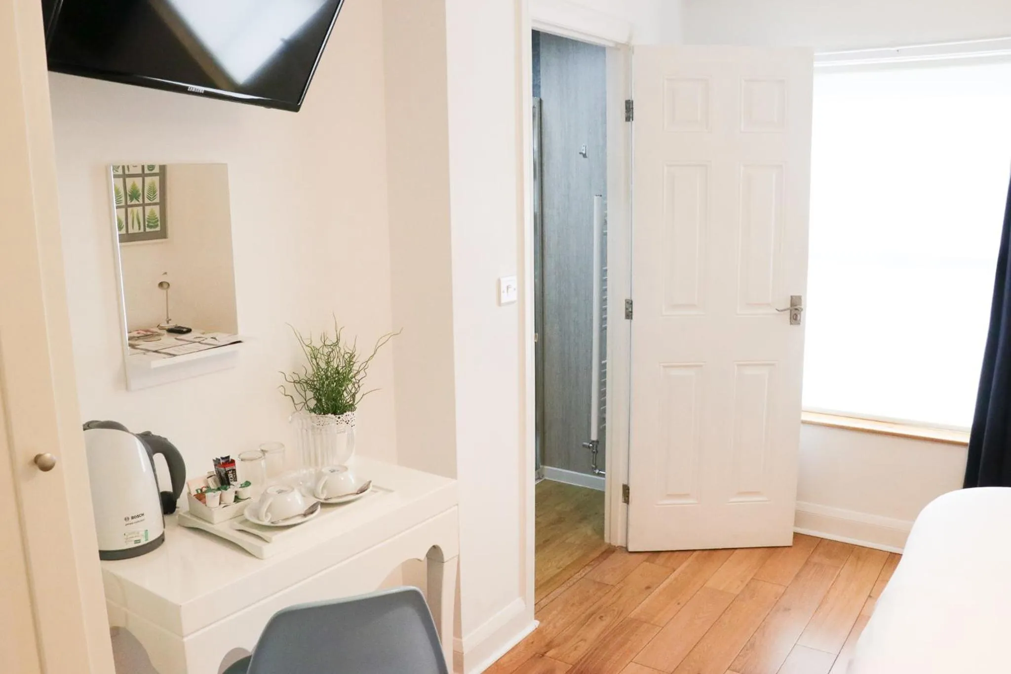 Coffee/tea facilities, Bed in The Queen's Head Hotel