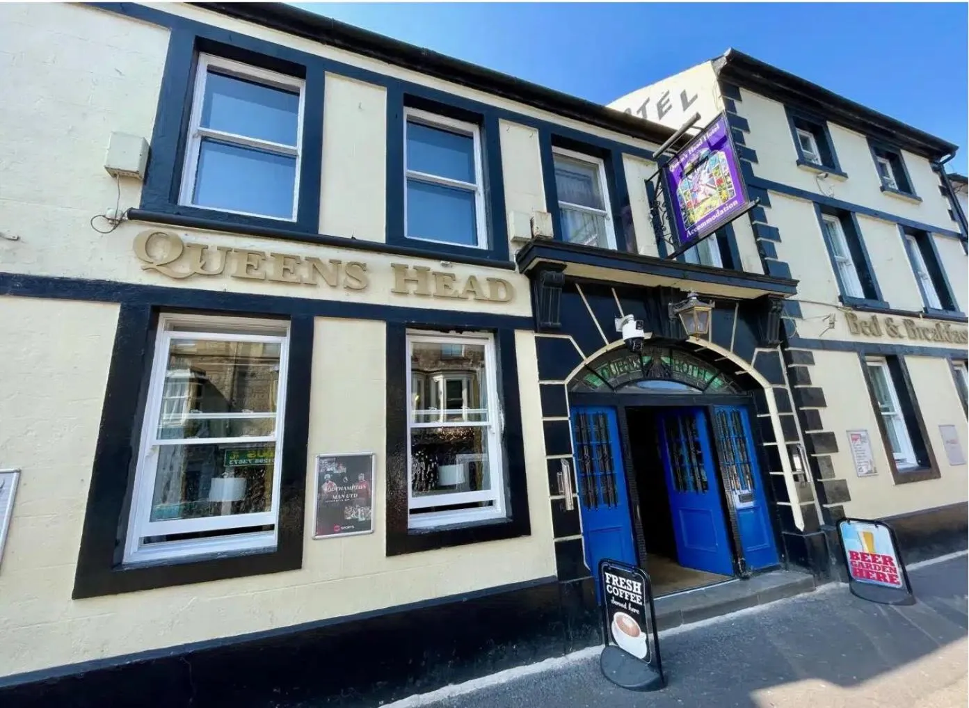 Facade/entrance in The Queen's Head Hotel