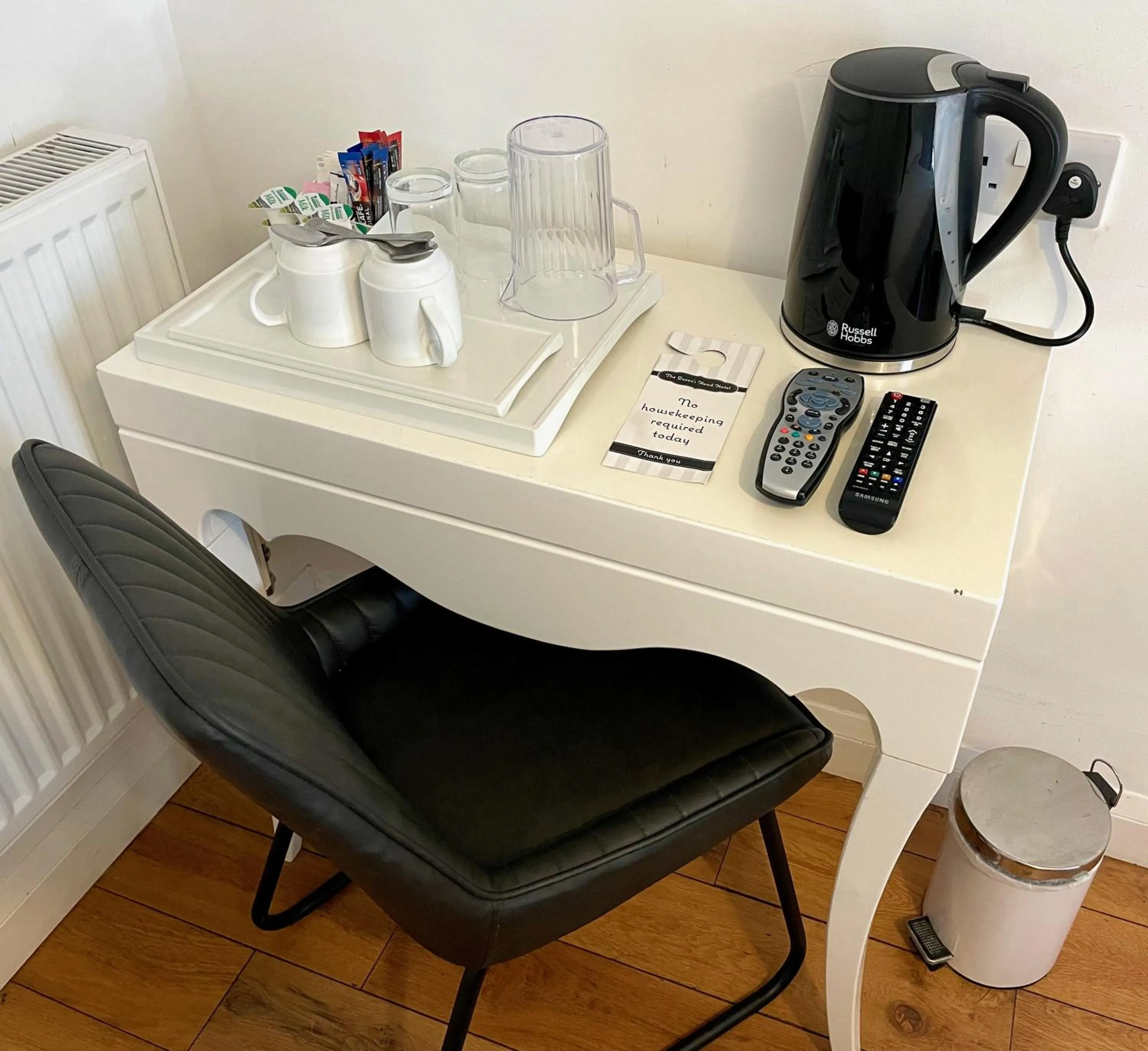 Coffee/tea facilities in The Queen's Head Hotel