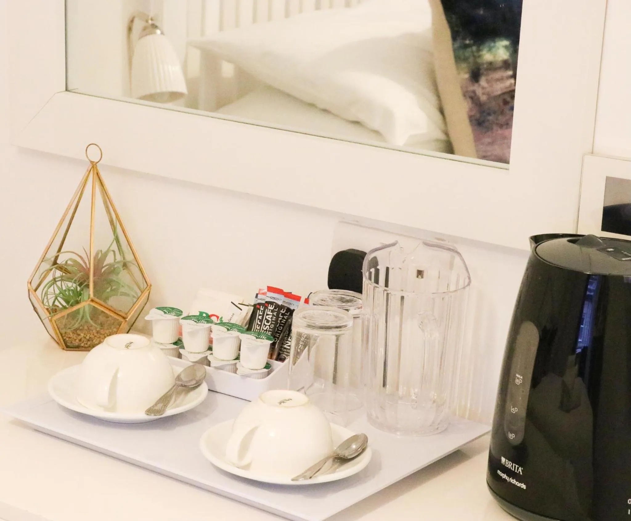 Coffee/tea facilities in The Queen's Head Hotel