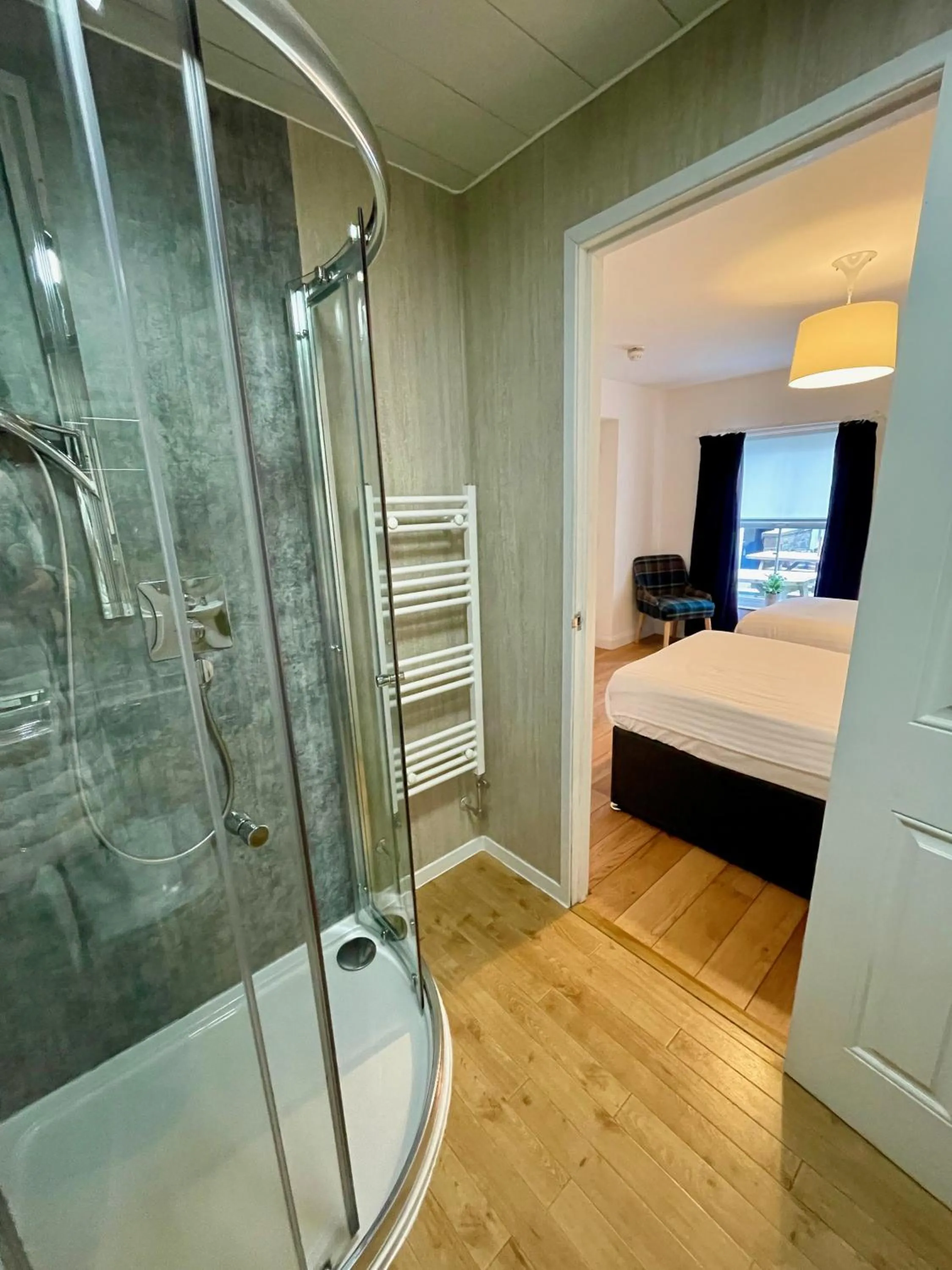 Shower in The Queen's Head Hotel