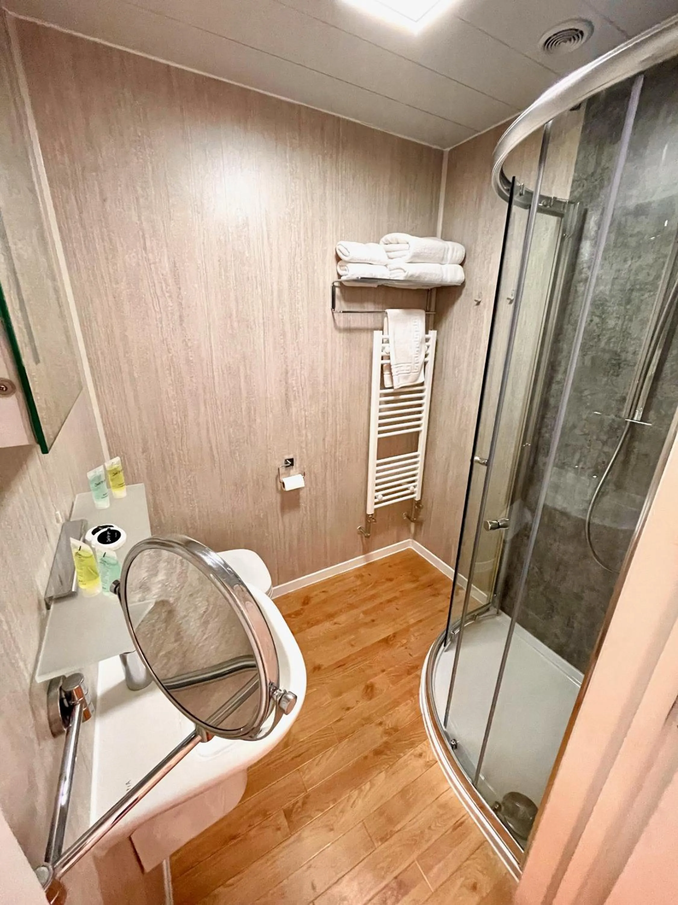 Shower in The Queen's Head Hotel