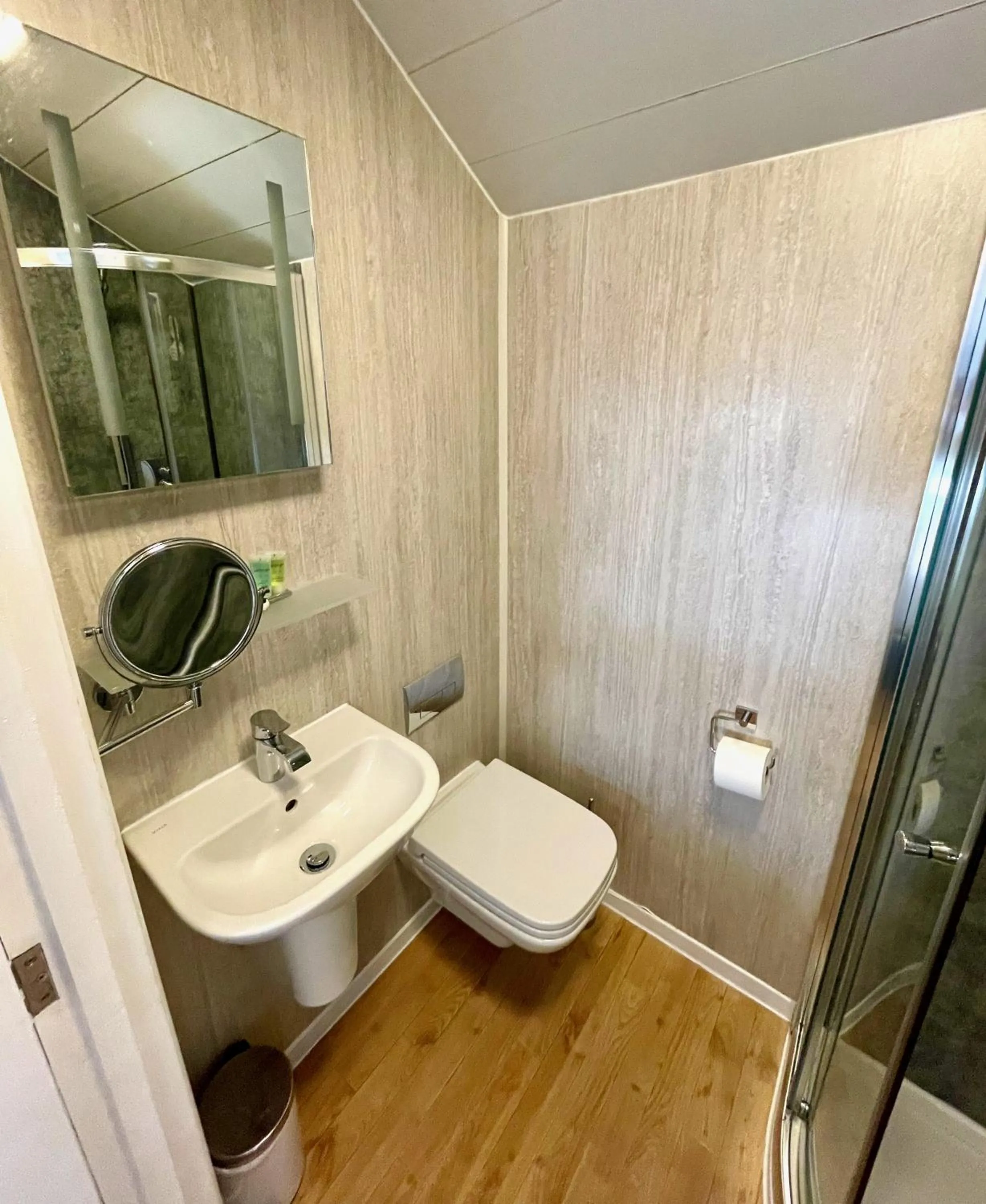 Toilet in The Queen's Head Hotel