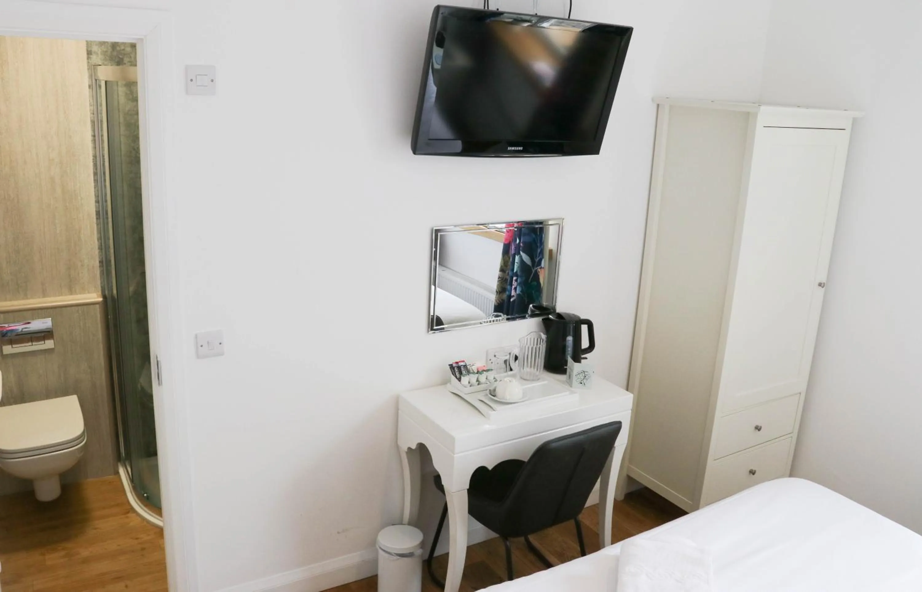 TV and multimedia, Bed in The Queen's Head Hotel