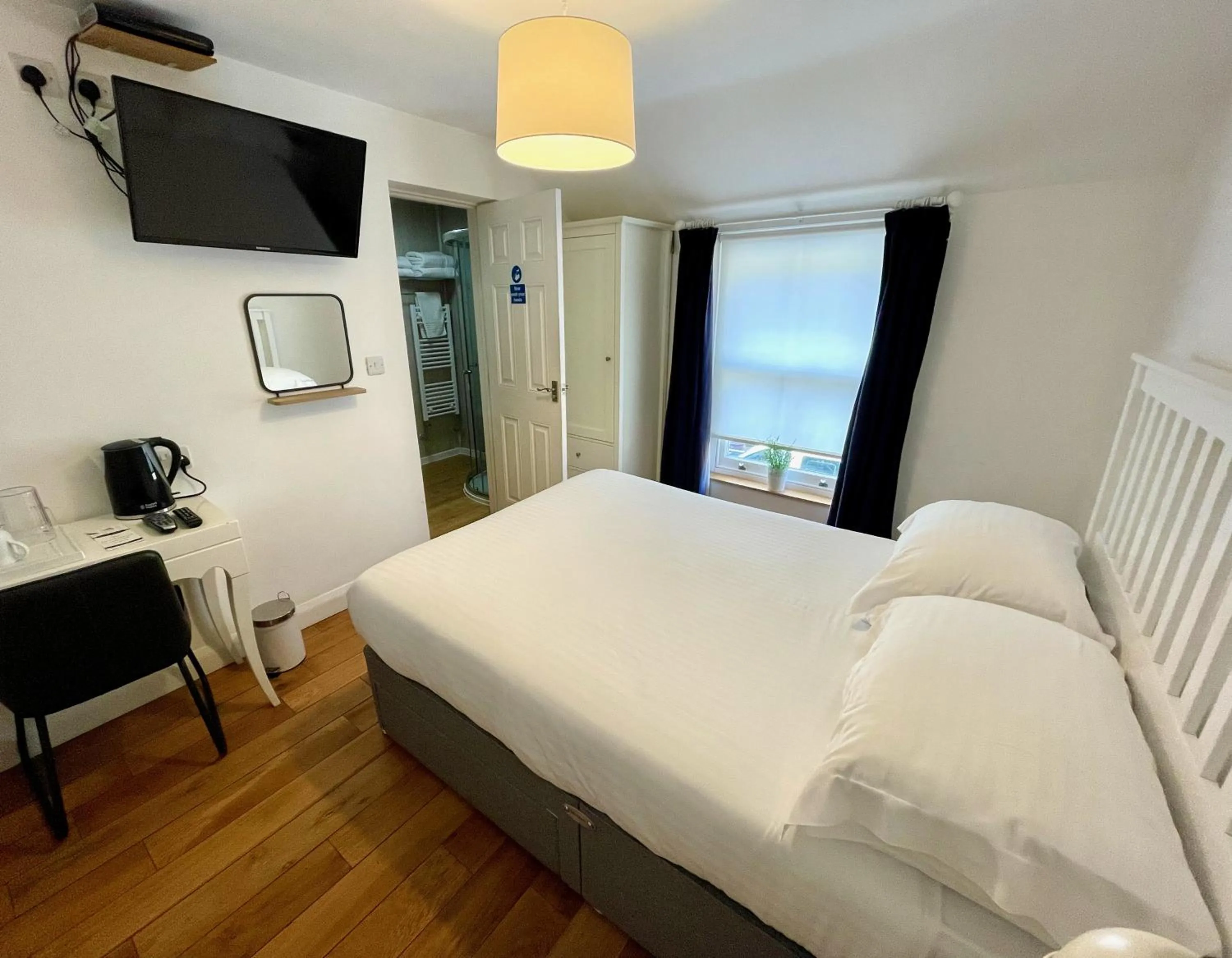 Bed in The Queen's Head Hotel