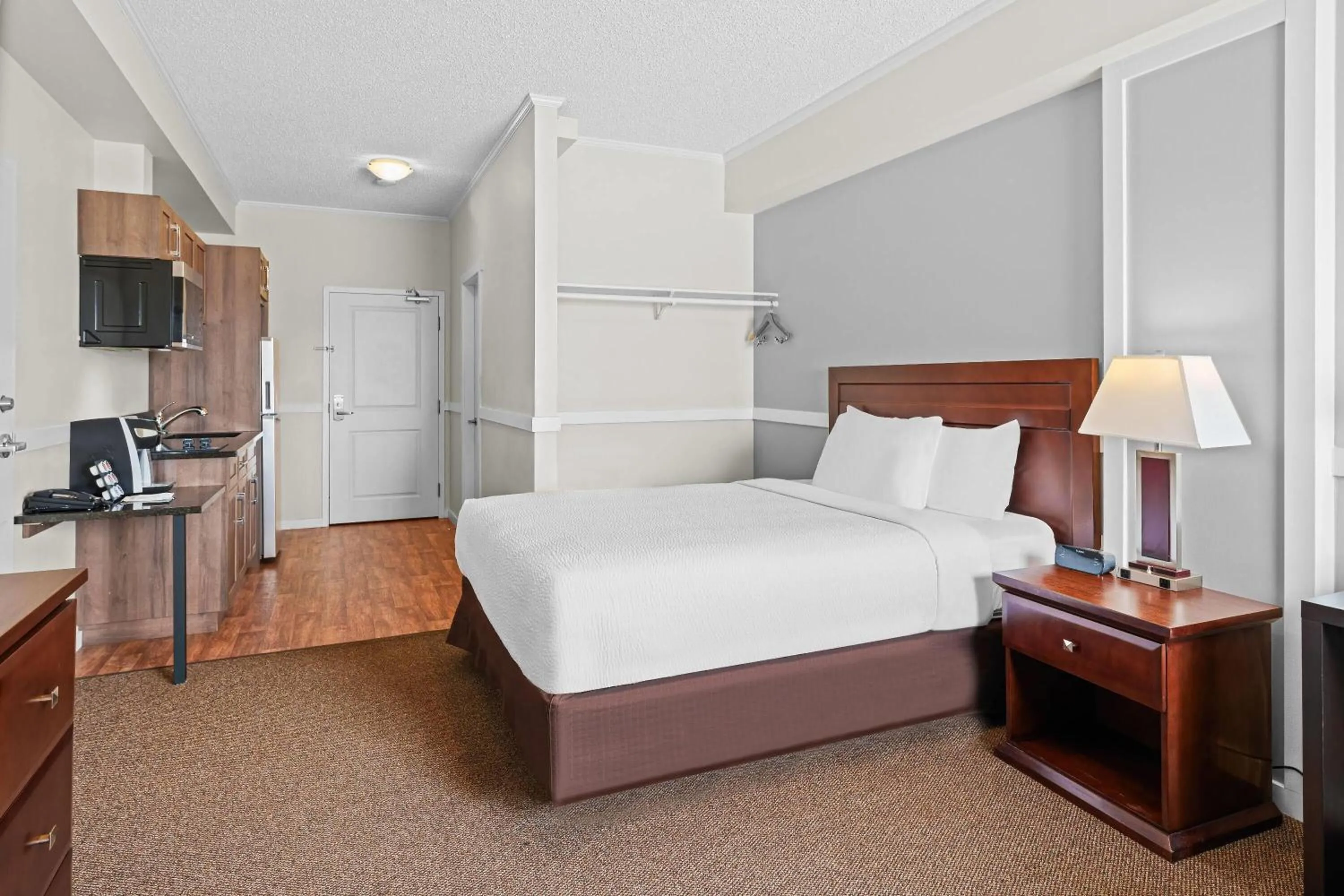 Photo of the whole room, Bed in Days Inn by Wyndham Lamont